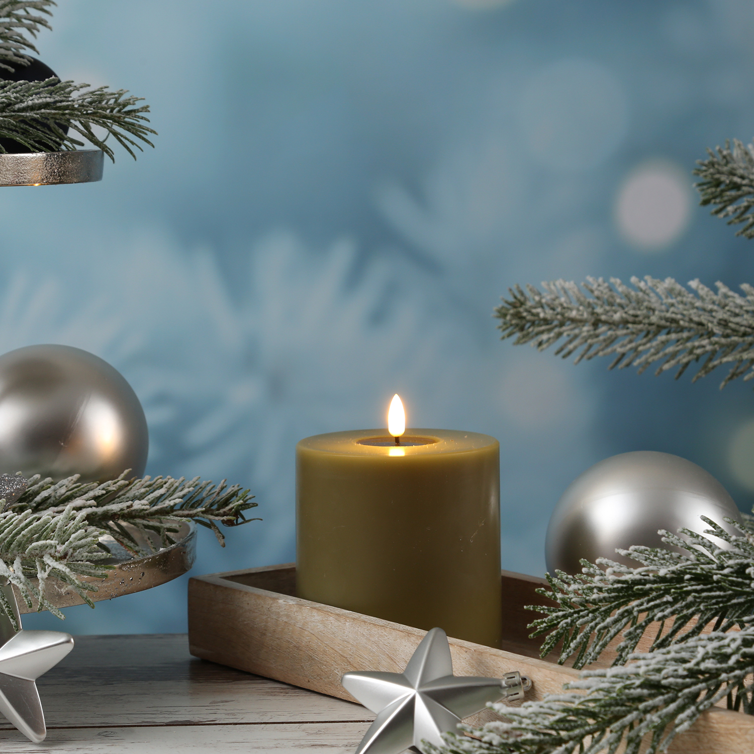 LED Stumpenkerze MIA - Echtwachs - realistische 3D Flamme - H: 10cm - D: 10cm - olivgrün LED Stumpenkerze MIA - Echtwachs - realistische 3D Flamme - H: 10cm - D: 10cm - olivgrün