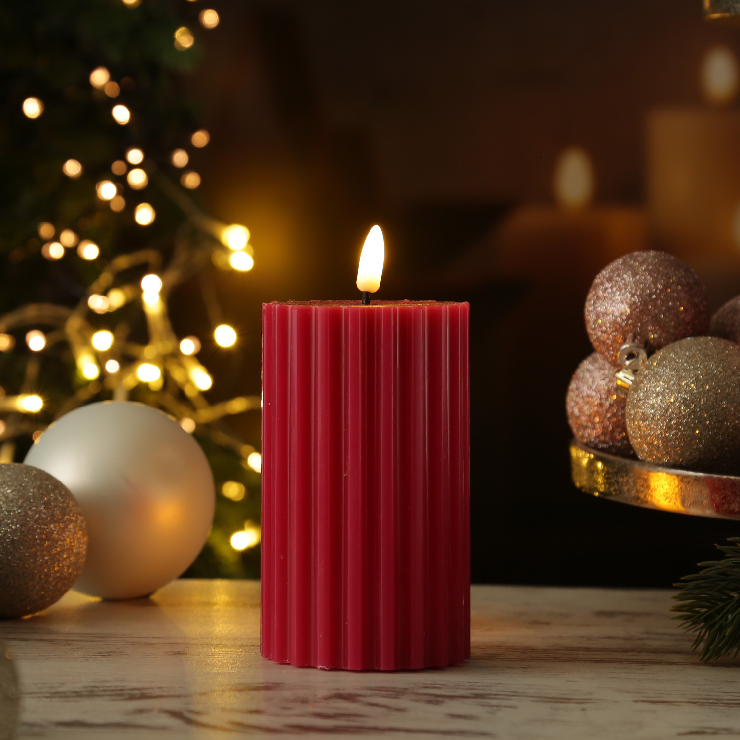 LED Kerze LIV - gerillt - Echtwachs - warmweiße 3D Flamme - H: 14,5cm - D: 7,5cm - Timer - beerenrot LED Kerze LIV - gerillt - Echtwachs - warmweiße 3D Flamme - H: 14,5cm - D: 7,5cm - Timer - beerenrot