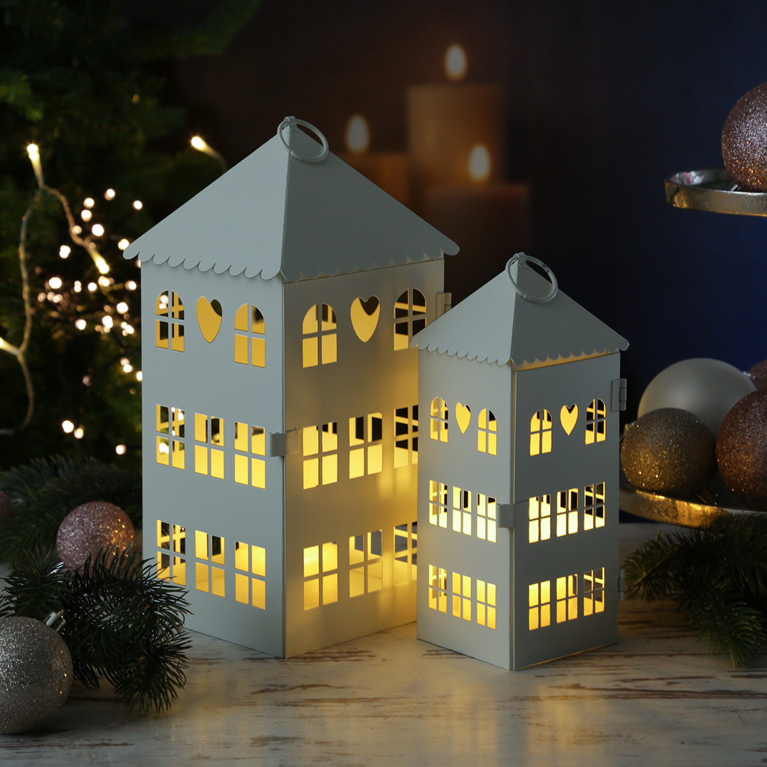 Laternen in Hausform mit Herz - 2er Set Metallhäuser - Lichthäuser - H: 30cm/23cm - weiß Laternen in Hausform mit Herz - 2er Set Metallhäuser - Lichthäuser - H: 30cm/23cm - weiß