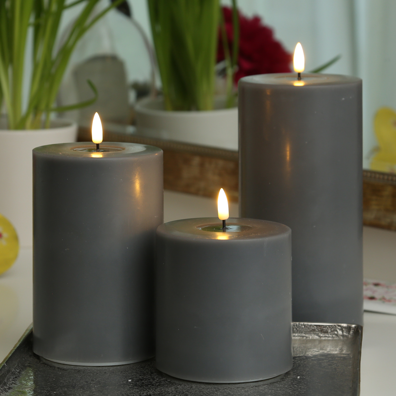 LED Stumpenkerze MIA - Echtwachs - realistische 3D Flamme - H: 20cm D:10cm - Batteriebetrieb - grau LED Stumpenkerze MIA - Echtwachs - realistische 3D Flamme - H: 20cm D:10cm - Batteriebetrieb - grau