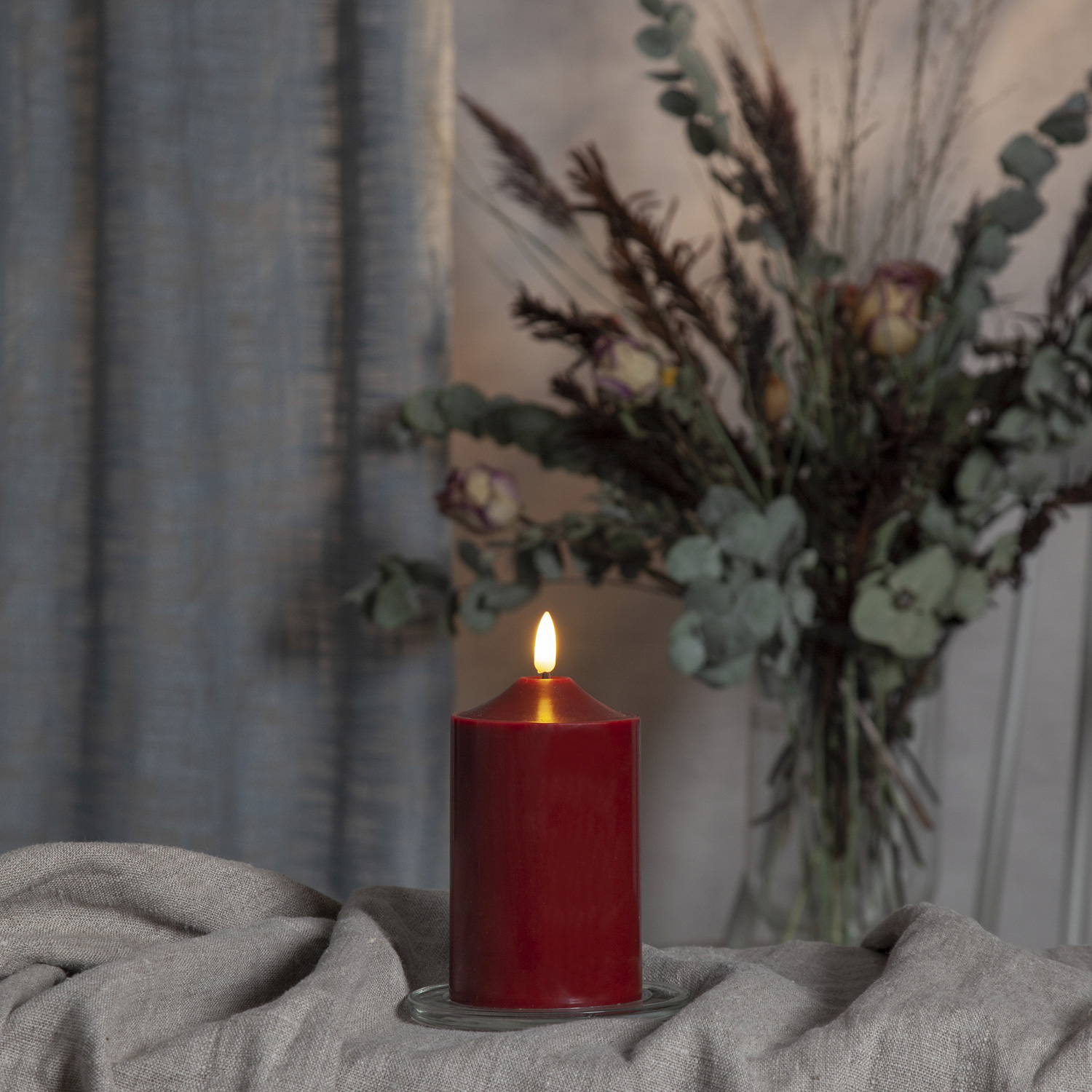 LED Stumpenkerze "Flamme" - Echtwachs - warmweiße LED - H: 15cm, D: 7,5cm - Timer - rot LED Stumpenkerze "Flamme" - Echtwachs - warmweiße LED - H: 15cm, D: 7,5cm - Timer - rot