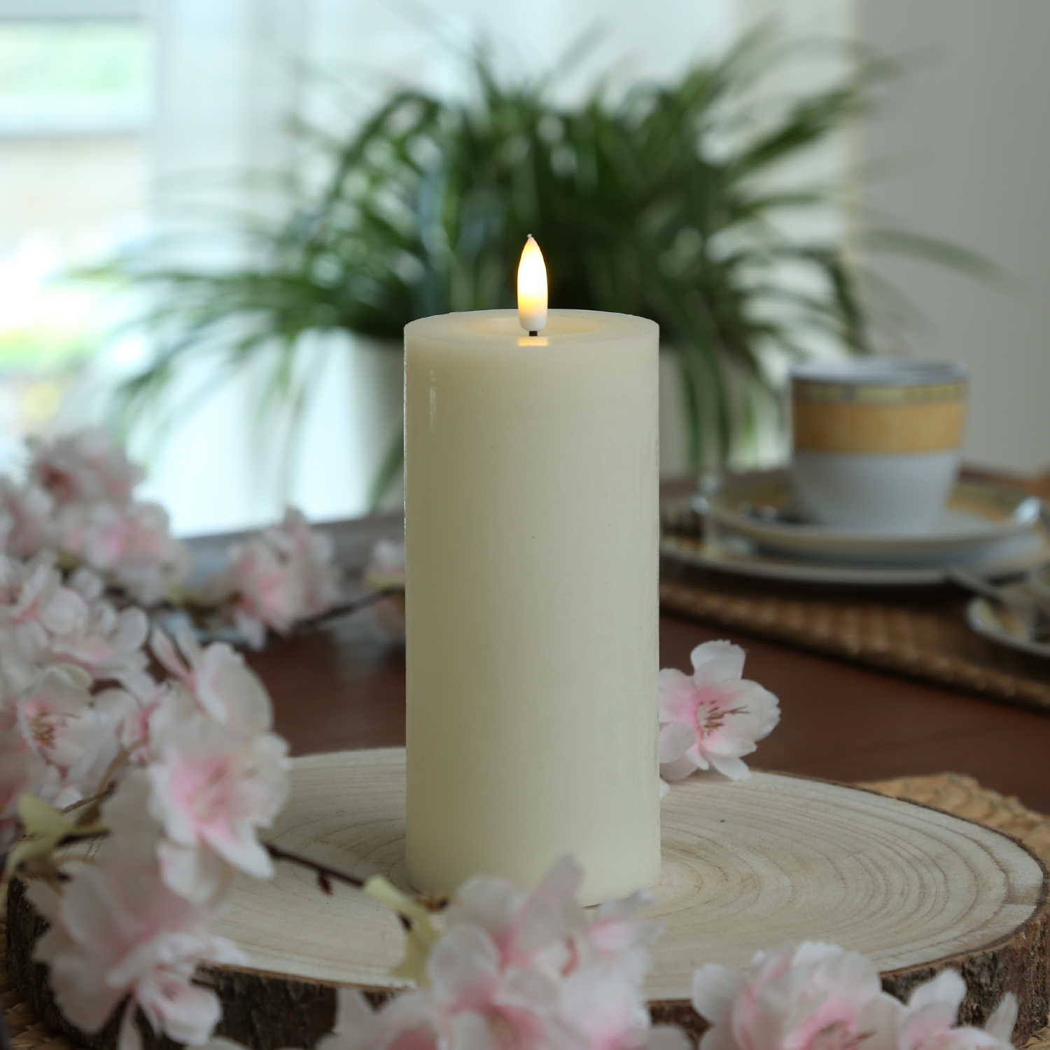 LED Kerze LINA - Rustik-Optik - Echtwachs - 3D Flamme - H: 15cm - D: 7cm - Batterie - Timer - creme