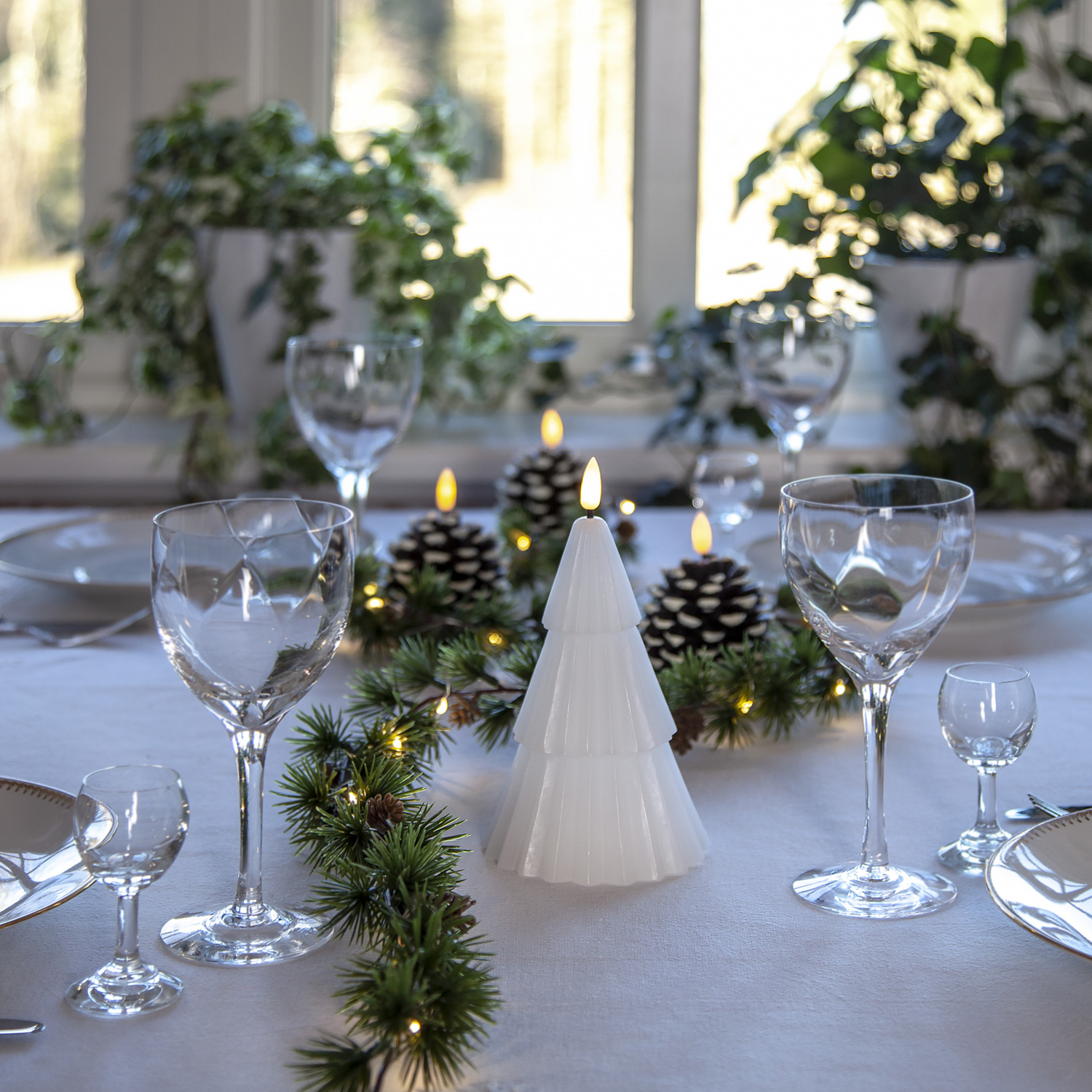 LED Kerze Tannenbaum - Echtwachs - warmweiße 3D Flamme - H: 18cm - Timer - weiß LED Kerze Tannenbaum - Echtwachs - warmweiße 3D Flamme - H: 18cm - Timer - weiß