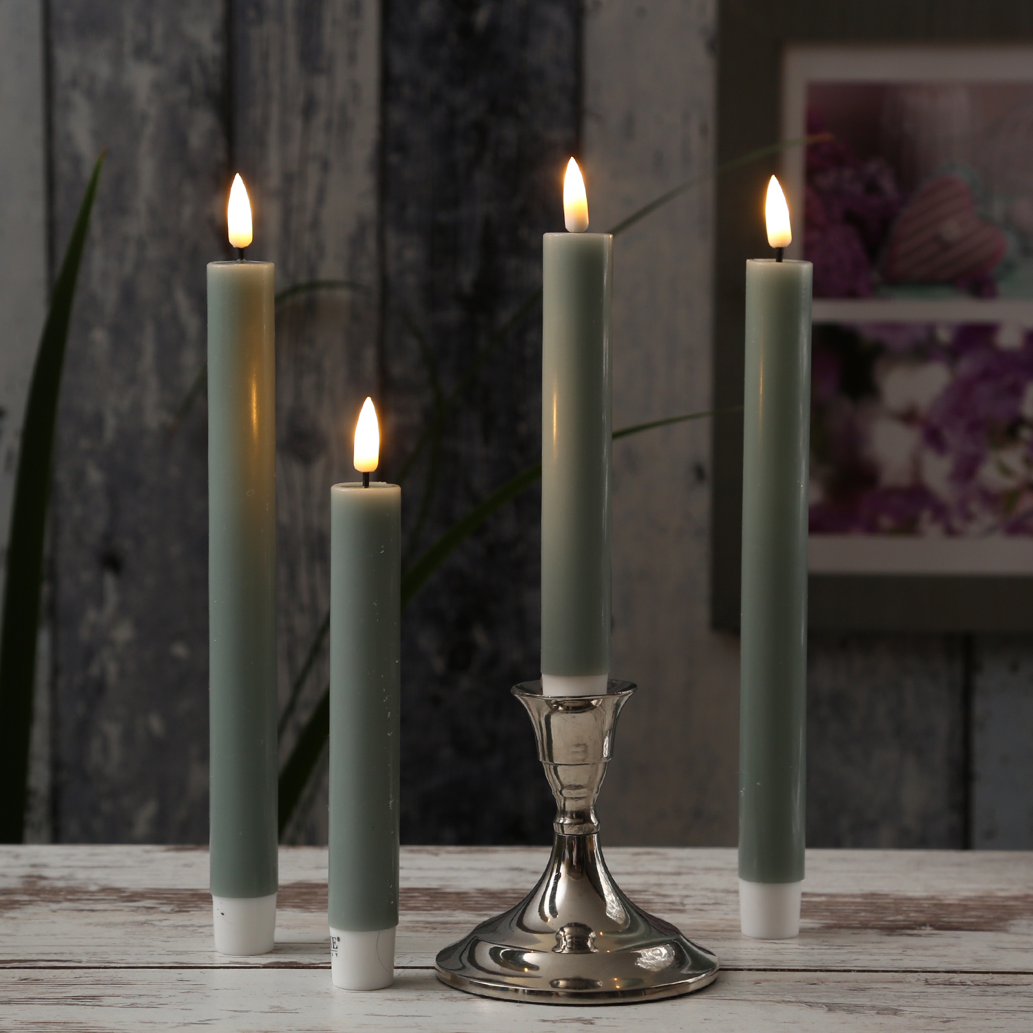 LED Stabkerzen MIA - Echtwachs - realistische 3D Flamme - H: 24cm - salbeigrün - 2 Stk LED Stabkerzen MIA - Echtwachs - realistische 3D Flamme - H: 24cm - salbeigrün - 2 Stk