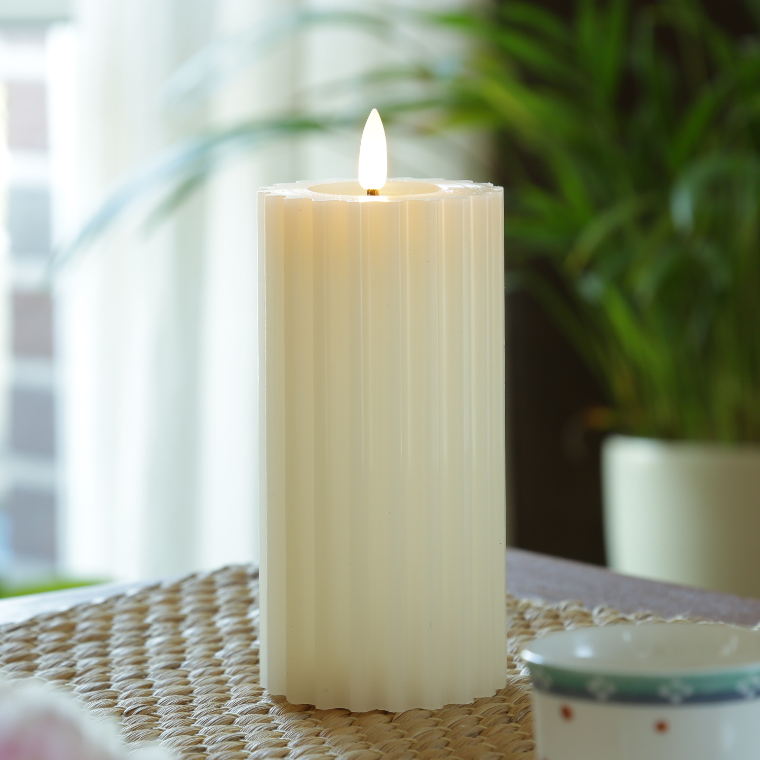 LED Kerze LIV - gerillt - Echtwachs - warmweiße 3D Flamme - H: 17,5cm - D: 7,5cm - Timer - creme LED Kerze LIV - gerillt - Echtwachs - warmweiße 3D Flamme - H: 17,5cm - D: 7,5cm - Timer - creme