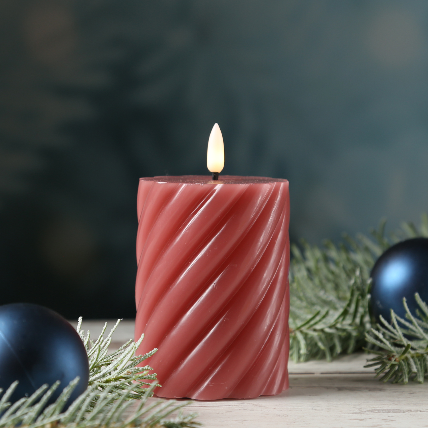 LED Stumpenkerze SWIRL - Echtwachs - warmweiße 3D Flamme - H: 12,5cm - Batterie - Timer - altrosa LED Stumpenkerze SWIRL - Echtwachs - warmweiße 3D Flamme - H: 12,5cm - Batterie - Timer - altrosa