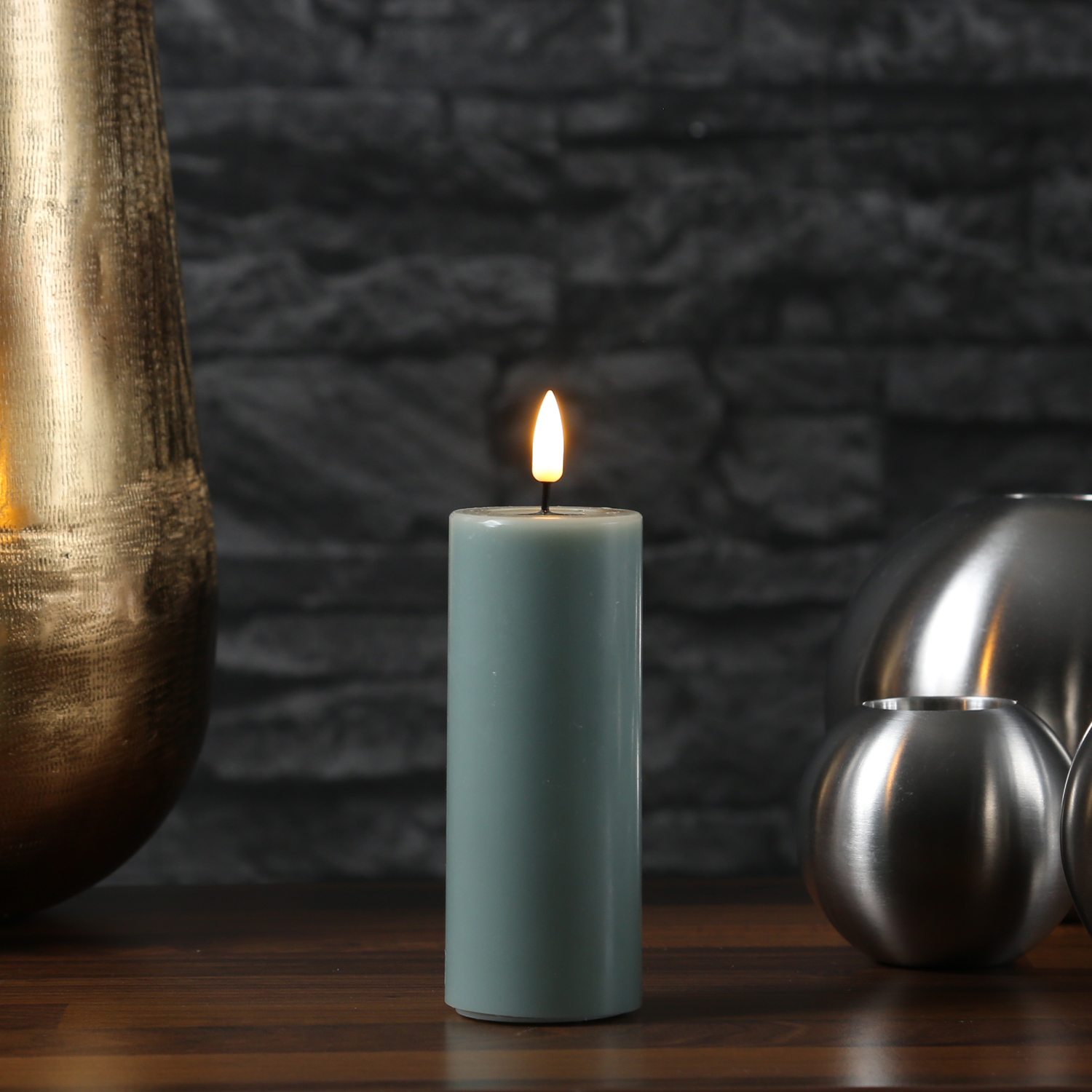 LED Stumpenkerze MIA - Echtwachs - realistische 3D Flamme - H: 12,5cm - D: 5cm - salbeigrün LED Stumpenkerze MIA - Echtwachs - realistische 3D Flamme - H: 12,5cm - D: 5cm - salbeigrün