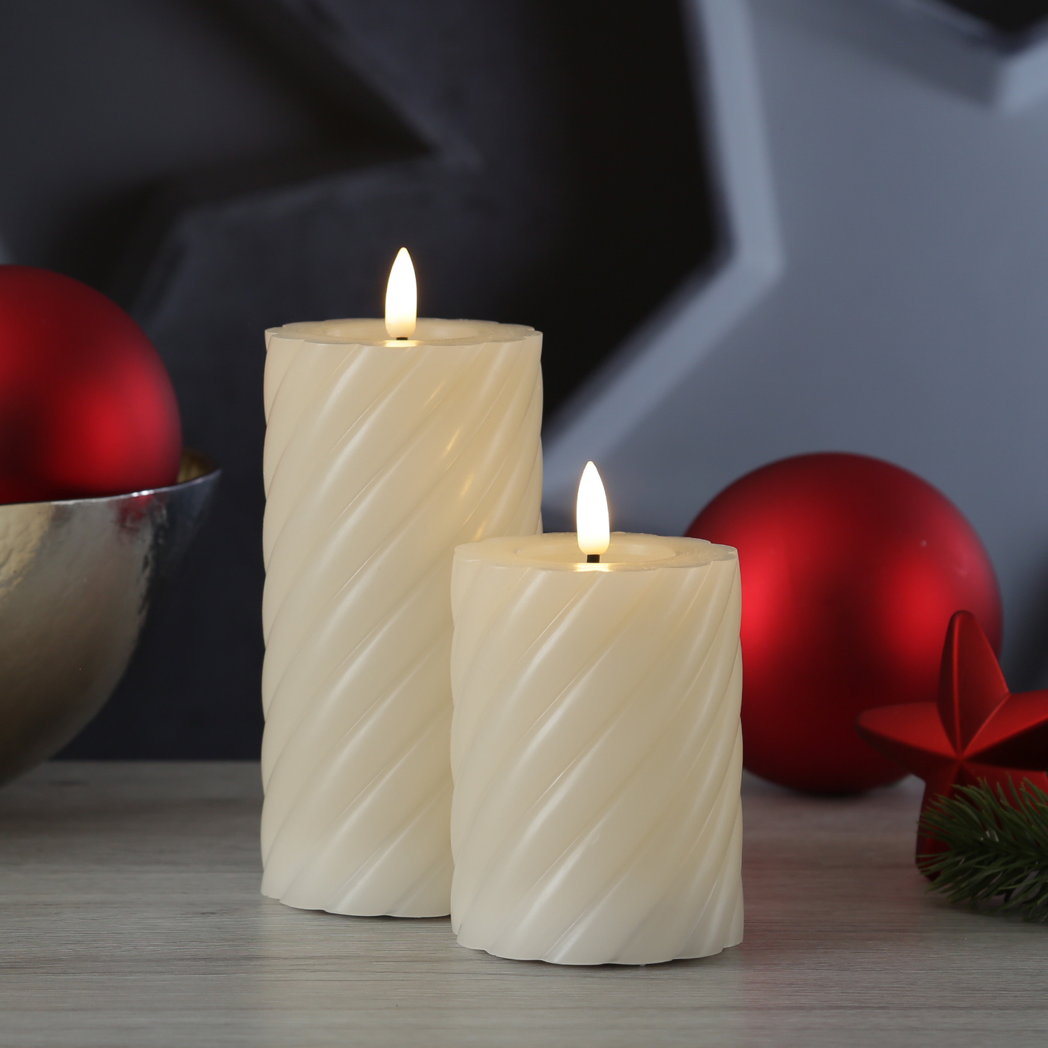 LED Stumpenkerze TWIST - Echtwachs - warmweiße 3D Flamme - H: 12,5cm - Batterie - Timer - creme
