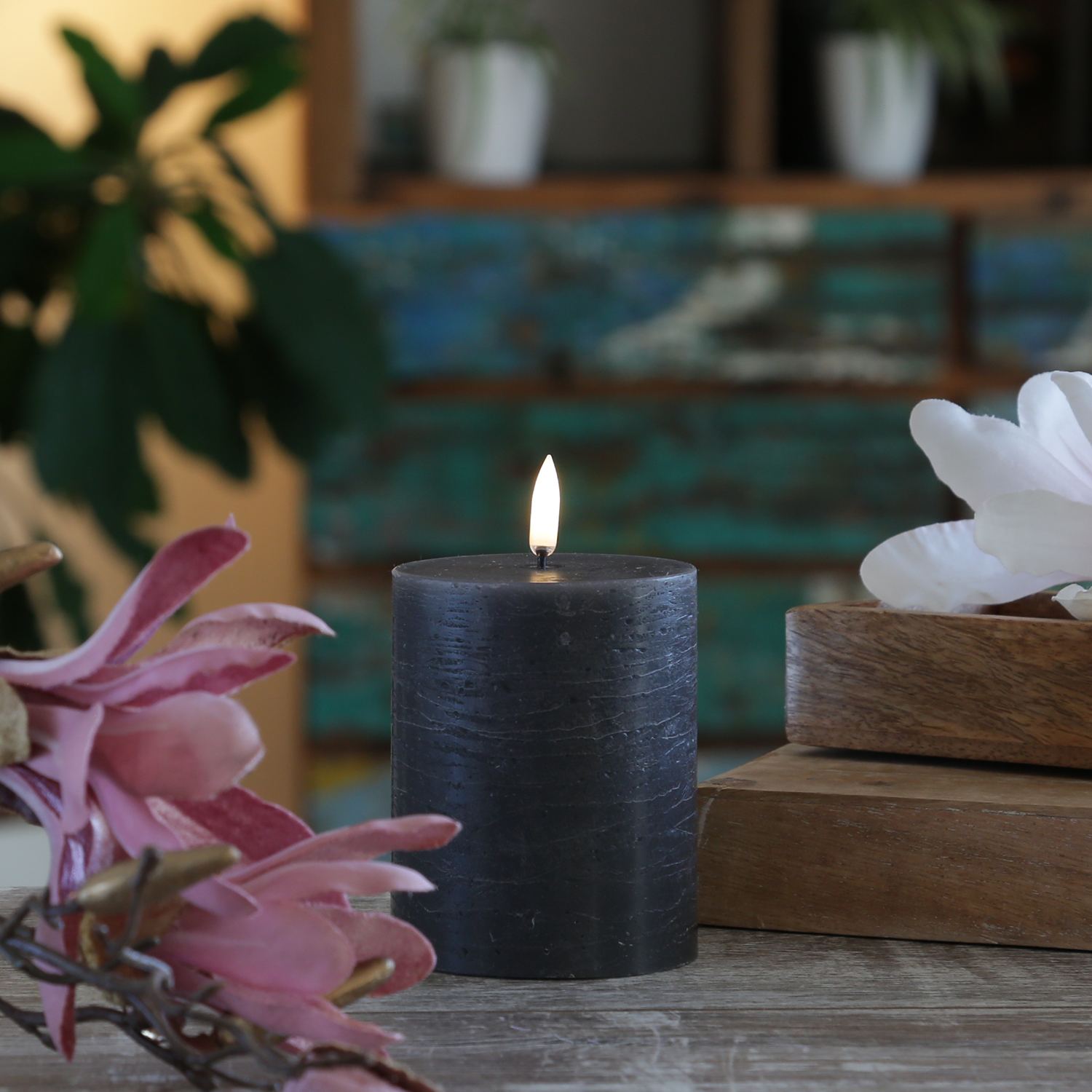 LED Kerze PIA - Rustik-Optik - Echtwachs - H: 10cm - D: 7,8cm - Timer - bis zu 1000 Std. - grau LED Kerze PIA - Rustik-Optik - Echtwachs - H: 10cm - D: 7,8cm - Timer - bis zu 1000 Std. - grau