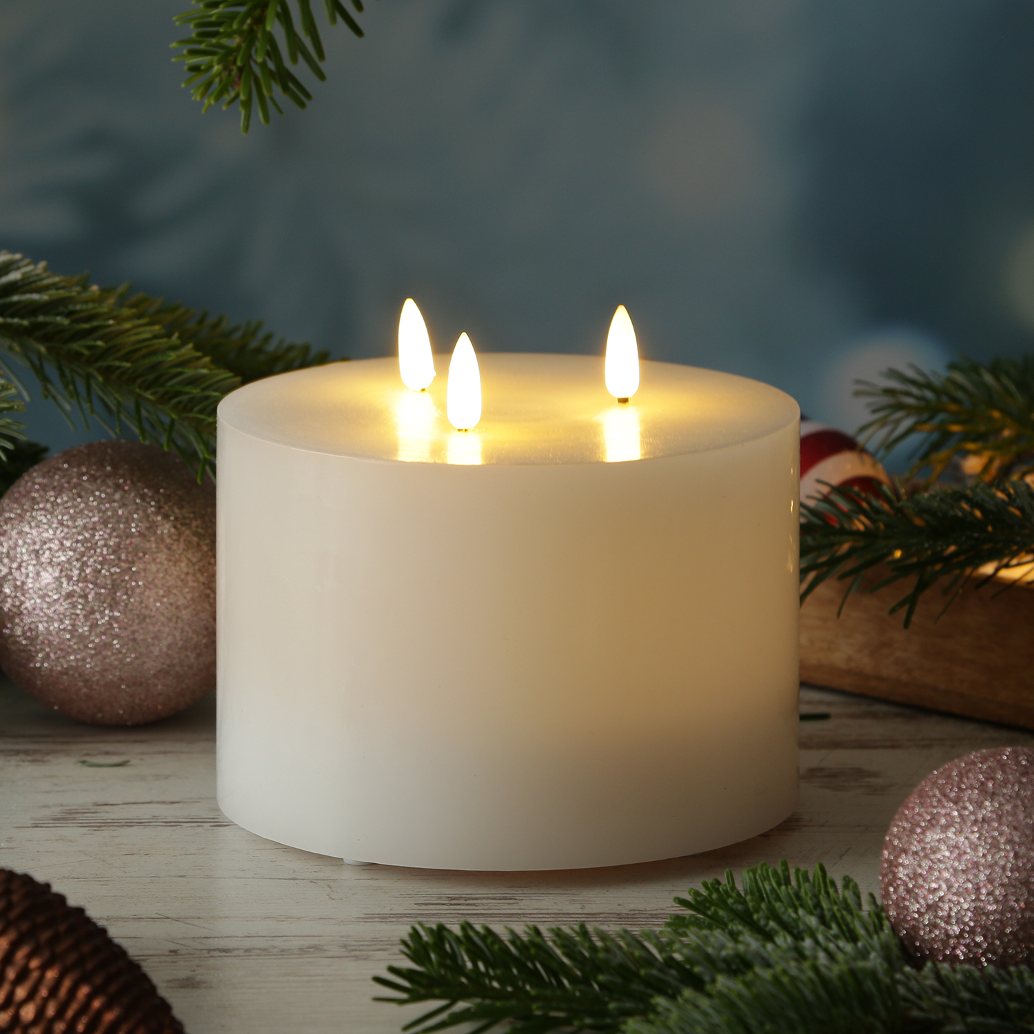 XXL LED Kerze - 3-Docht - Echtwachs - H: 13cm, D: 15cm  - Batteriebetrieb - Timer - weiß XXL LED Kerze - 3-Docht - Echtwachs - H: 13cm, D: 15cm  - Batteriebetrieb - Timer - weiß