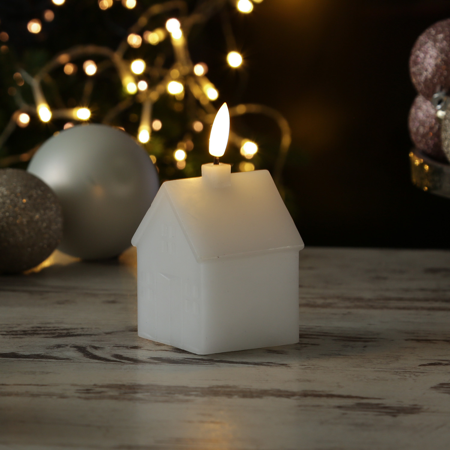 LED Kerze Haus - Echtwachskerze in Hausform - flackernde 3D Flamme - Timer - H: 11cm - weiß LED Kerze Haus - Echtwachskerze in Hausform - flackernde 3D Flamme - Timer - H: 11cm - weiß