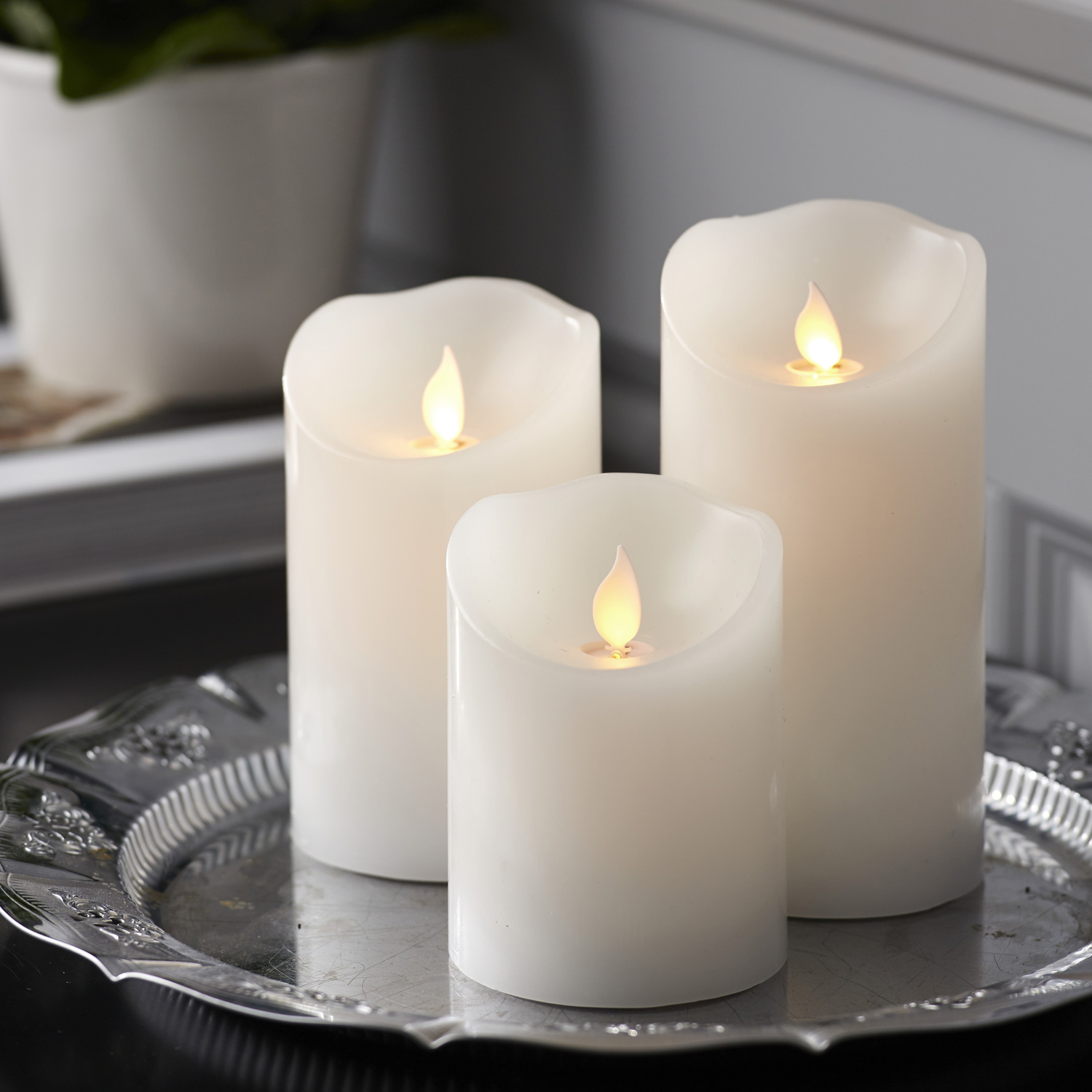 LED Stumpenkerze TWINKLE - bewegte, warmweiße LED Flamme - H: 12,5cm, D: 7,5cm - Timer - weiß LED Stumpenkerze TWINKLE - bewegte, warmweiße LED Flamme - H: 12,5cm, D: 7,5cm - Timer - weiß