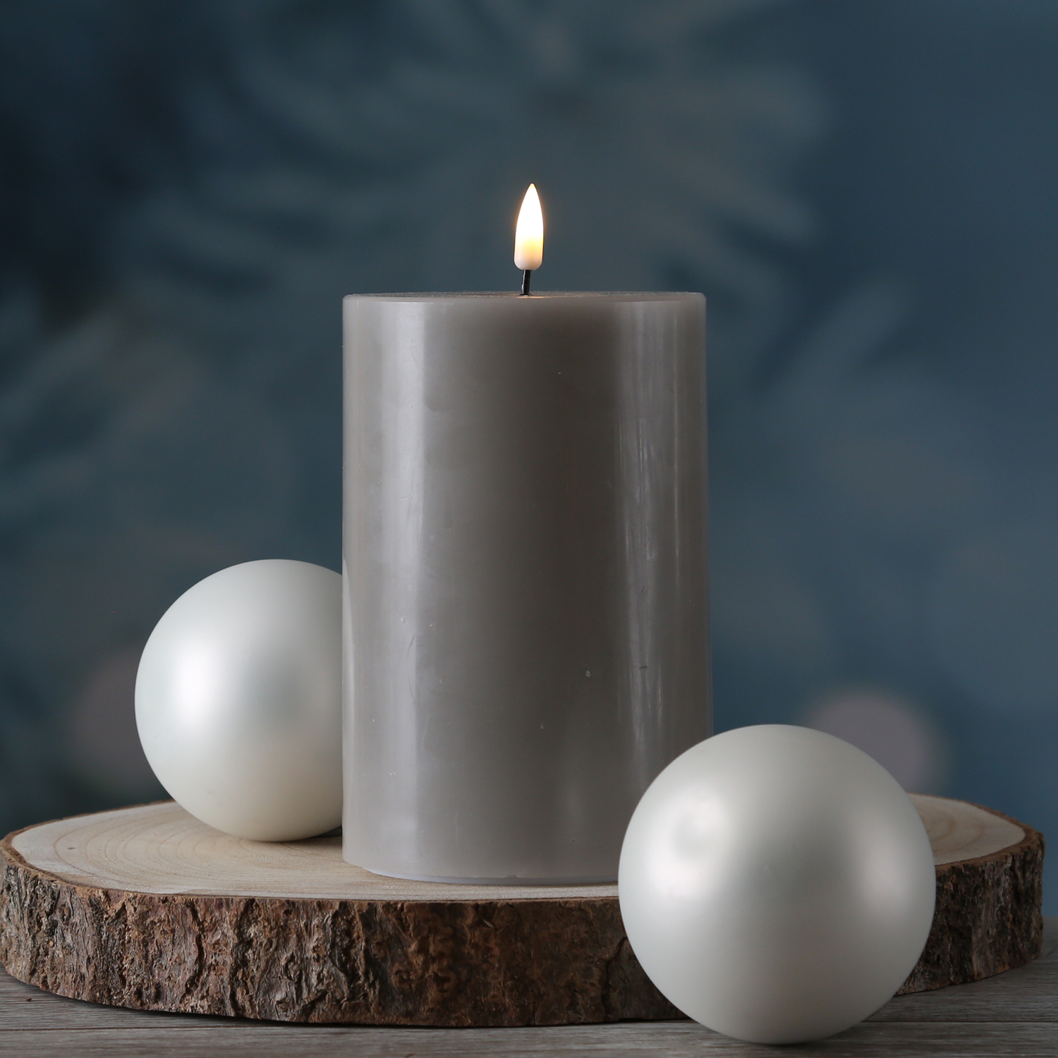 LED Stumpenkerze MIA - Echtwachs - realistische 3D Flamme - H: 15cm - D: 10cm - sand/taupe LED Stumpenkerze MIA - Echtwachs - realistische 3D Flamme - H: 15cm - D: 10cm - sand/taupe