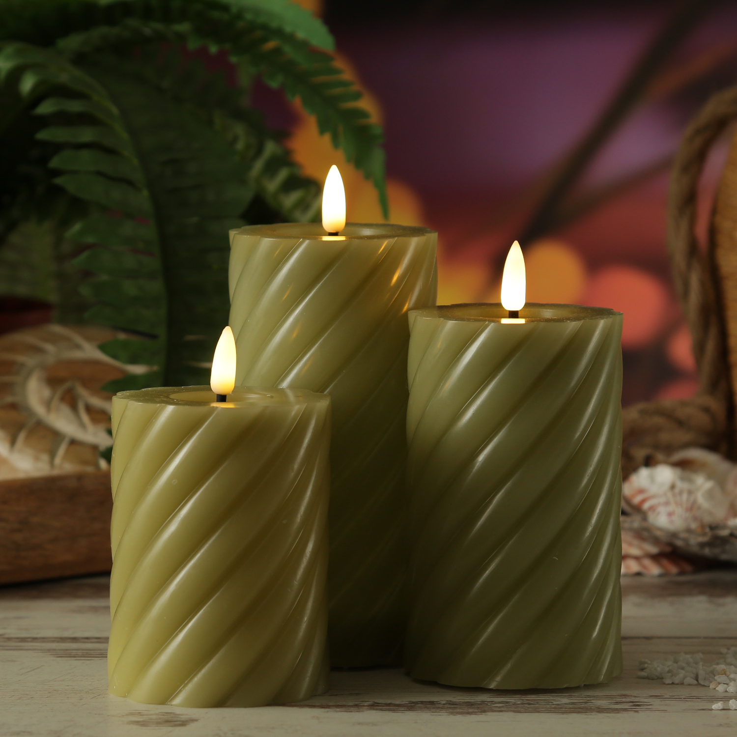 LED Stumpenkerze TWIST - Echtwachs - warmweiße 3D Flamme - H: 15cm - Batterie - Timer - grün