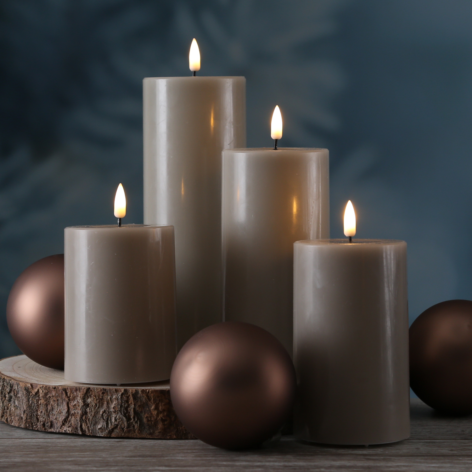 LED Stumpenkerze MIA - Echtwachs - realistische 3D Flamme - H 12-5cm - D 7-5cm - sand/taupe LED Stumpenkerze MIA - Echtwachs - realistische 3D Flamme - H 12-5cm - D 7-5cm - sand/taupe