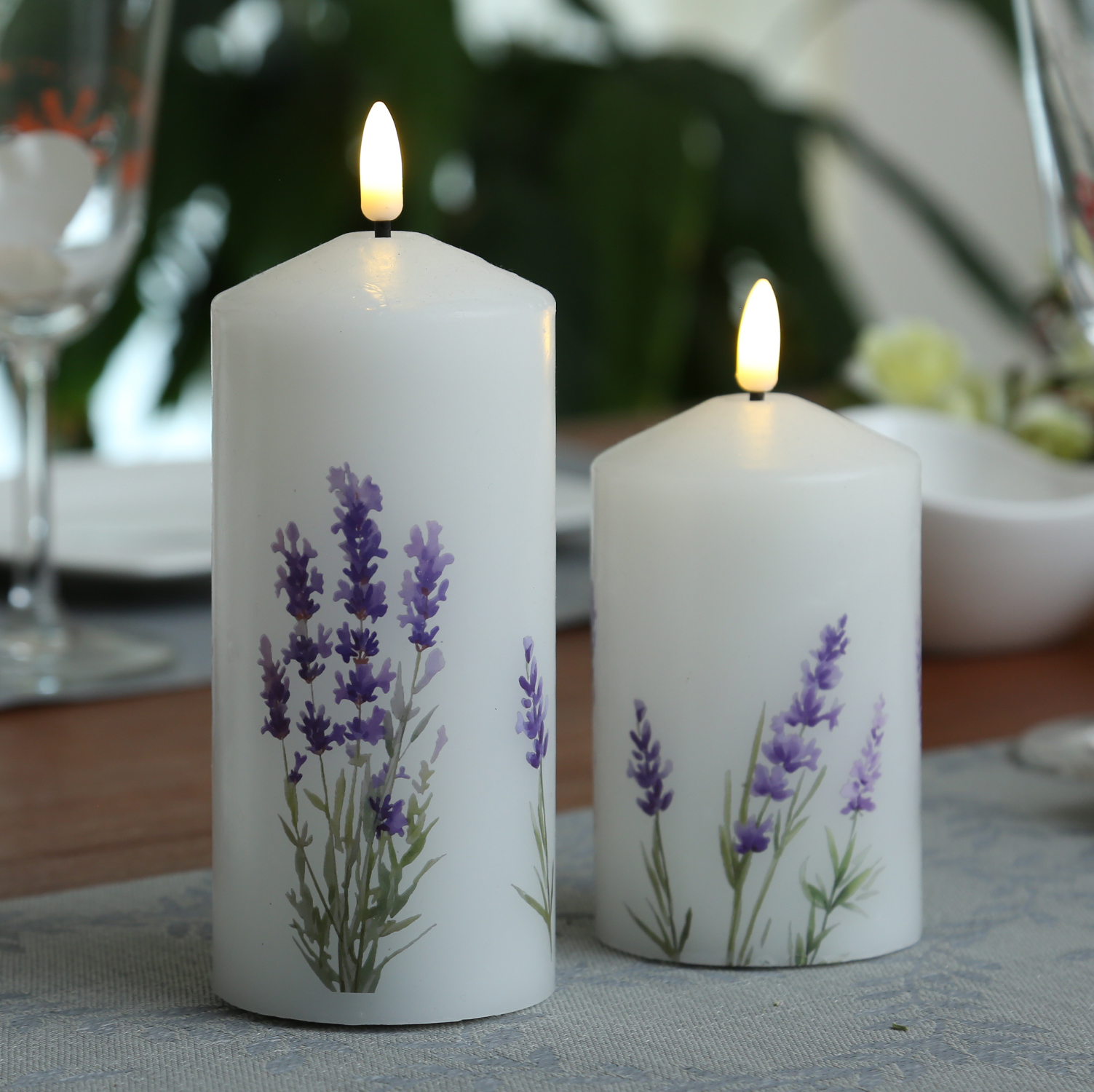 LED Kerze mit Lavendel Motiv - Echtwachs - H: 14,5cm - D: 7cm - Batteriebetrieb - Timer