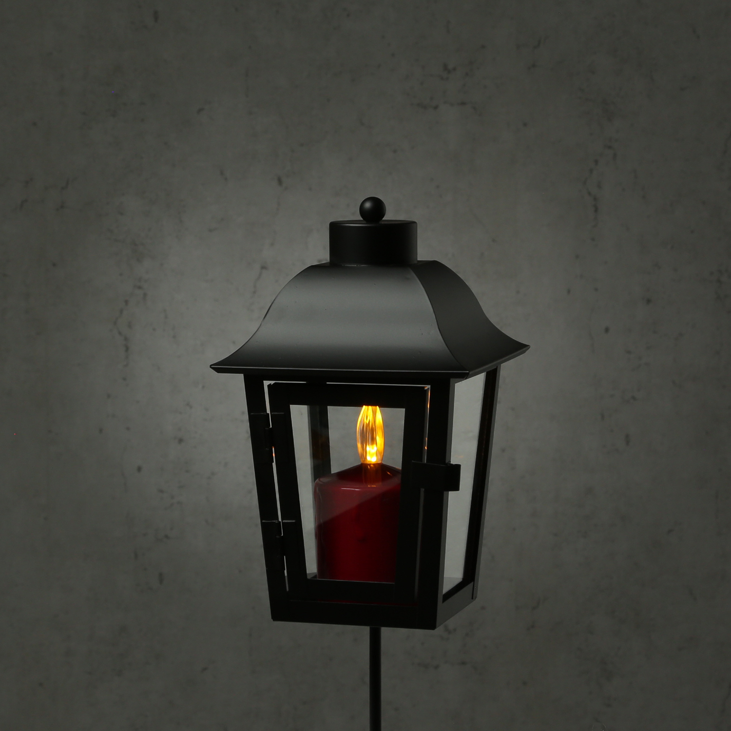 GrablGrablaterne mit roter LED Kerze - Grablampe mit 2 wechselbaren Spitzen/Erdspieß - H: 51cm - schwarzaterne mit roter LED Kerze - Grablampe mit 2 wechselbaren Spitzen/Erdspieß - H: 51cm - schwarz