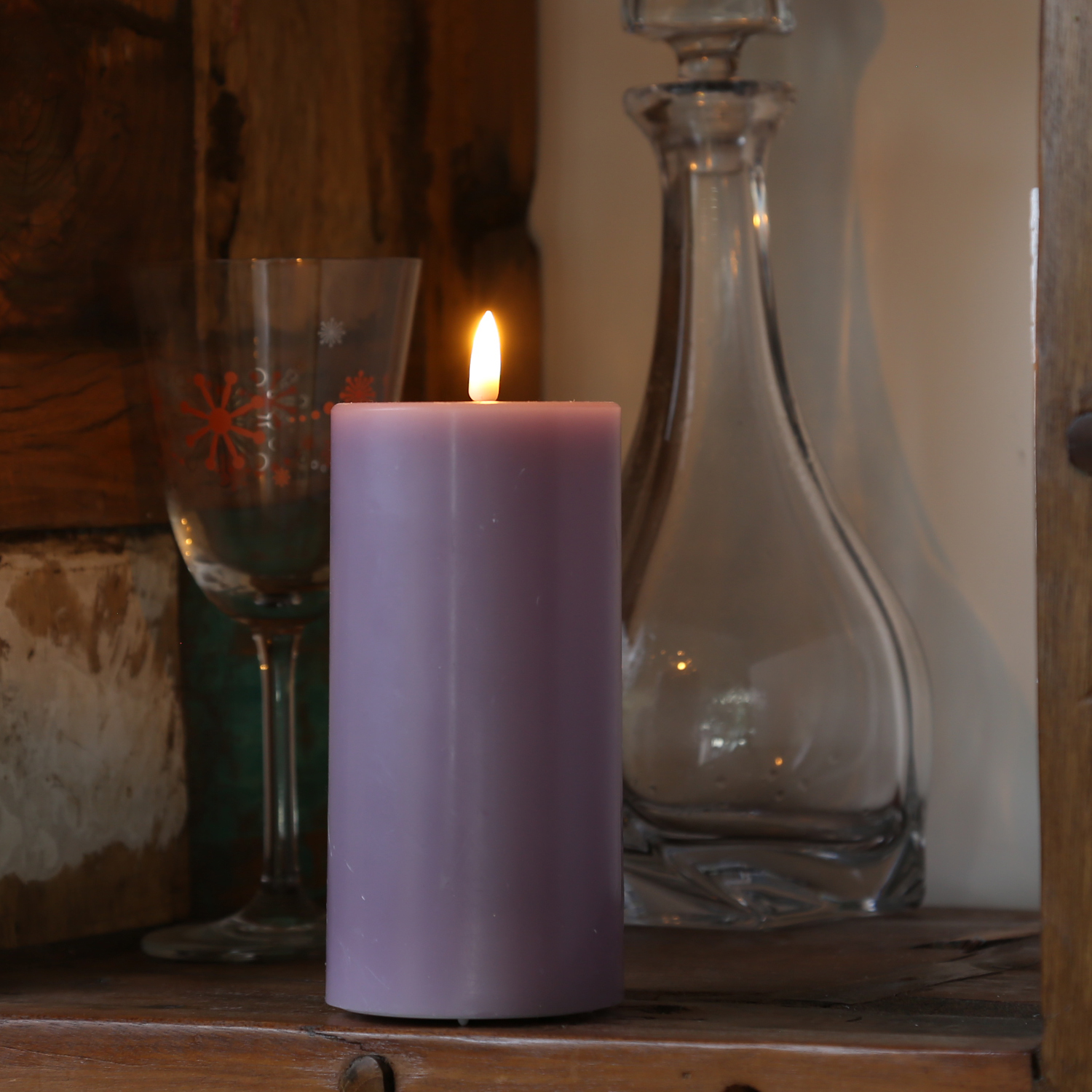 LED Stumpenkerze MIA - Echtwachs - realistische 3D Flamme - H: 15cm - Batteriebetrieb - flieder LED Stumpenkerze MIA - Echtwachs - realistische 3D Flamme - H: 15cm - Batteriebetrieb - flieder