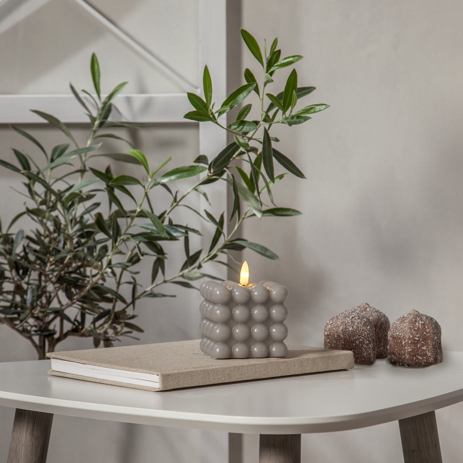 LED Kerze Bubble - Würfelkerze - Echtwachs - realistische 3D Flamme - H: 9,5cm - Timer - grau LED Kerze Bubble - Würfelkerze - Echtwachs - realistische 3D Flamme - H: 9,5cm - Timer - grau