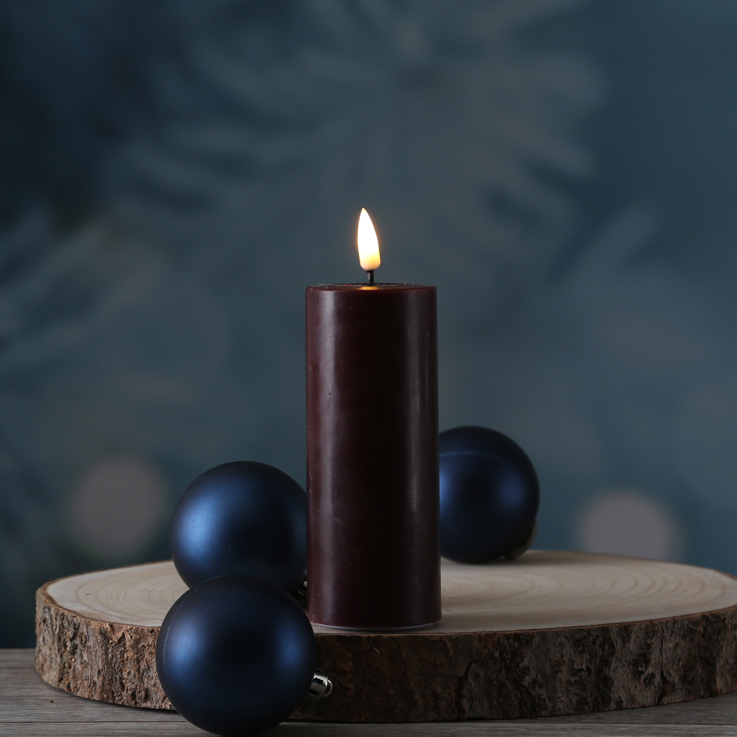 LED Stumpenkerze MIA - Echtwachs - realistische 3D Flamme - H: 12,5cm - D: 5cm - weinrot LED Stumpenkerze MIA - Echtwachs - realistische 3D Flamme - H: 12,5cm - D: 5cm - weinrot