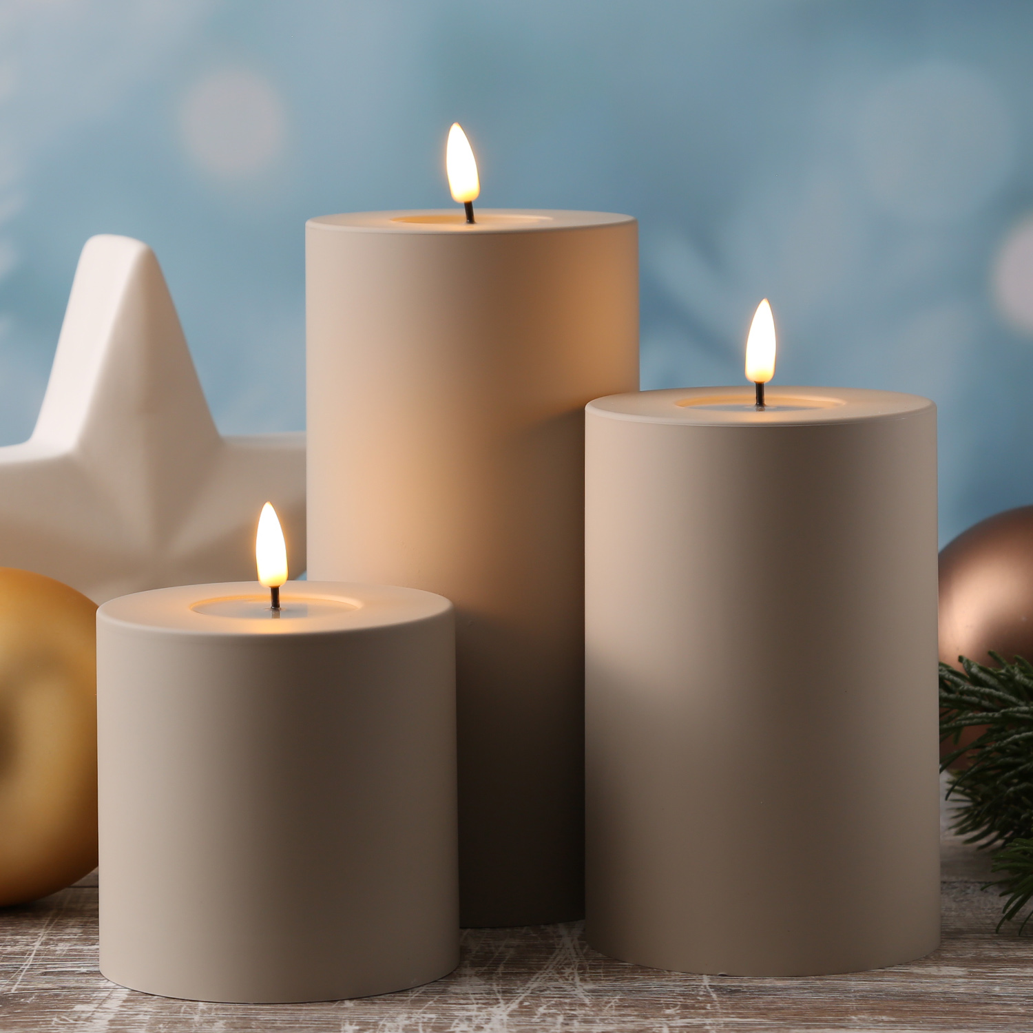 LED Stumpenkerze MIA - Kunststoff - realistische 3D Flamme - H: 20cm - D: 10cm - für Außen - sand LED Stumpenkerze MIA - Kunststoff - realistische 3D Flamme - H: 20cm - D: 10cm - für Außen - sand