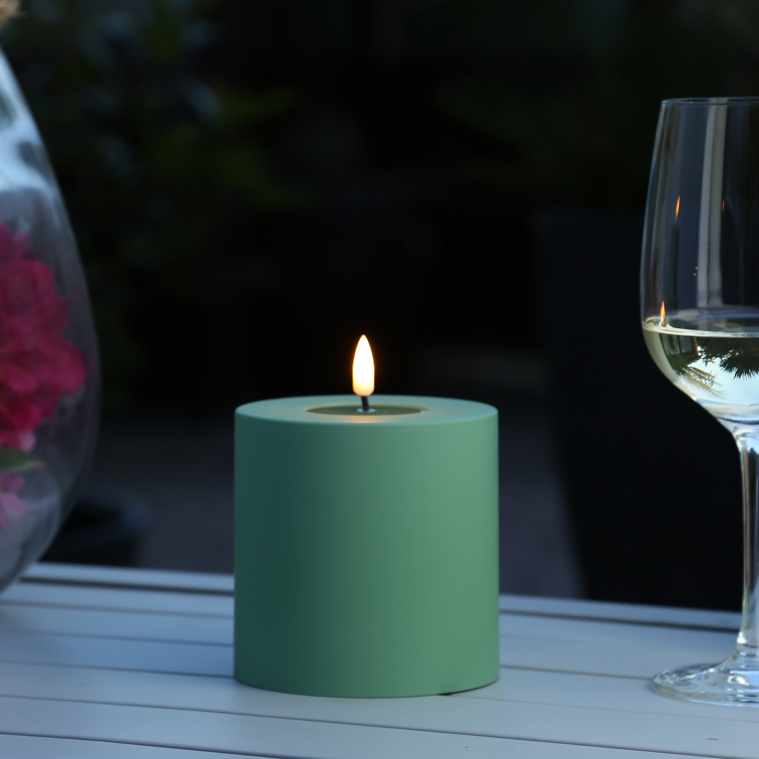 LED Stumpenkerze MIA - Kunststoff - realistische 3D Flamme - H: 10cm - f. Außen - grün LED Stumpenkerze MIA - Kunststoff - realistische 3D Flamme - H: 10cm - f. Außen - grün