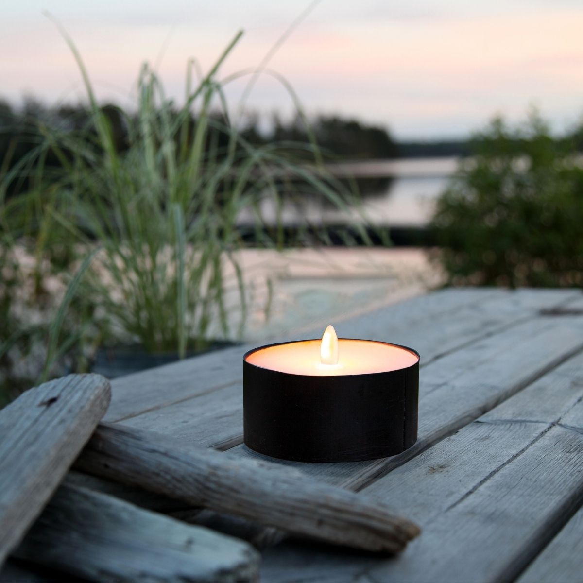 XXL LED Teelicht - gelbe LED - H: 7cm, D: 10cm  - Batteriebetrieb - Timer - Outdoor - schwarz XXL LED Teelicht - gelbe LED - H: 7cm, D: 10cm  - Batteriebetrieb - Timer - Outdoor - schwarz