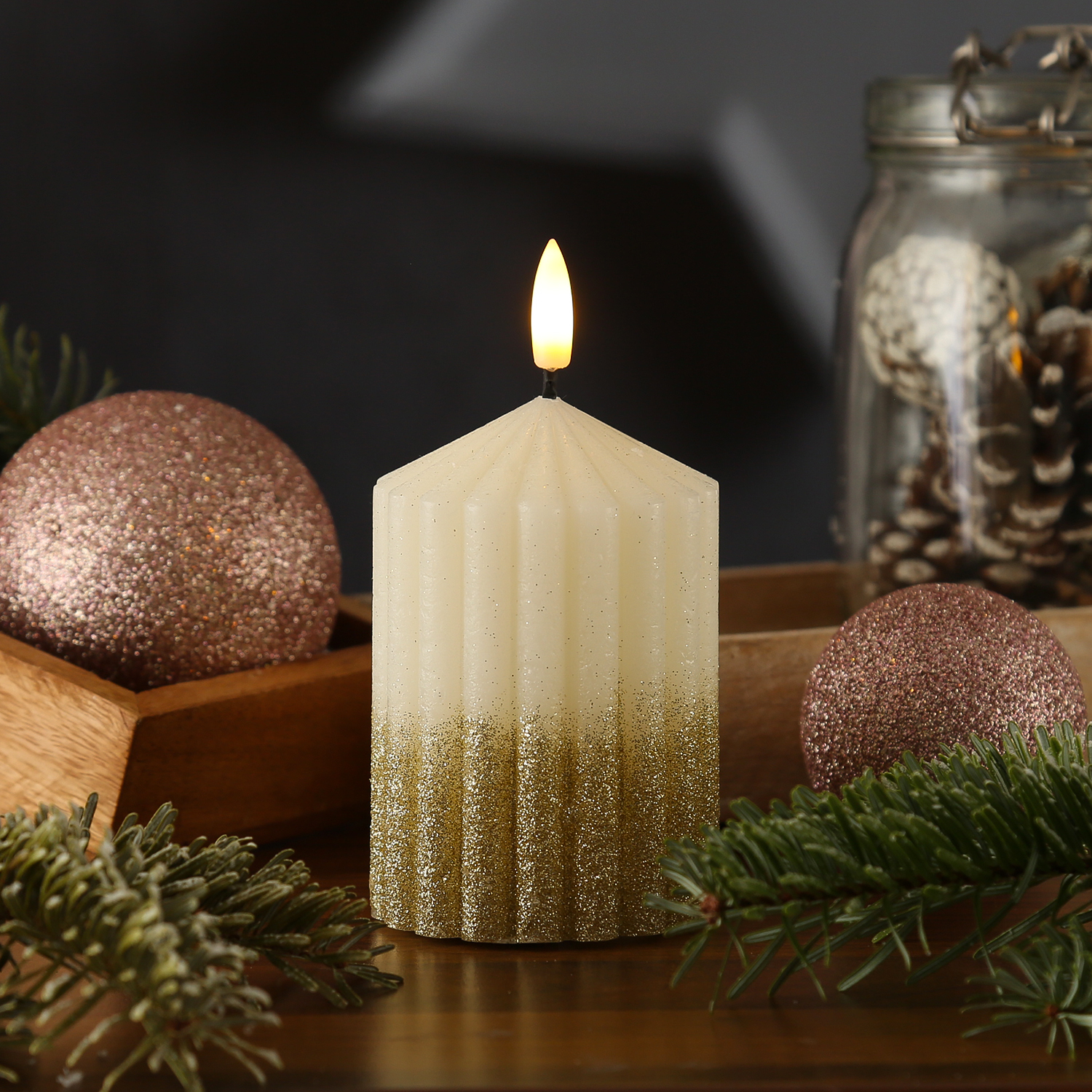 LED Kerze LIV - gerillt - Echtwachs - 3D Flamme - H: 10cm - D: 7cm - Timer - weiß/gold