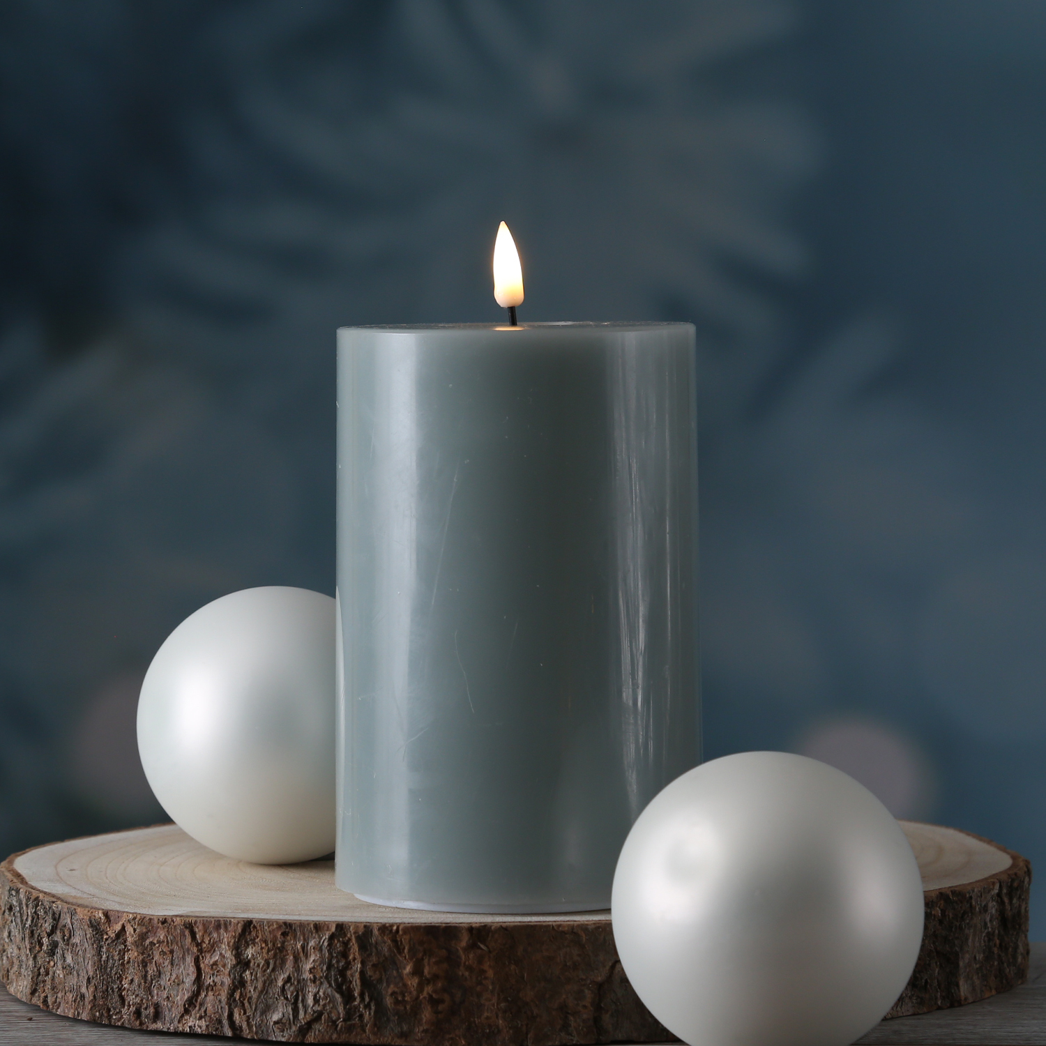 LED Stumpenkerze MIA - Echtwachs - realistische 3D Flamme - H: 15cm - D: 10cm - salbeigrün LED Stumpenkerze MIA - Echtwachs - realistische 3D Flamme - H: 15cm - D: 10cm - salbeigrün