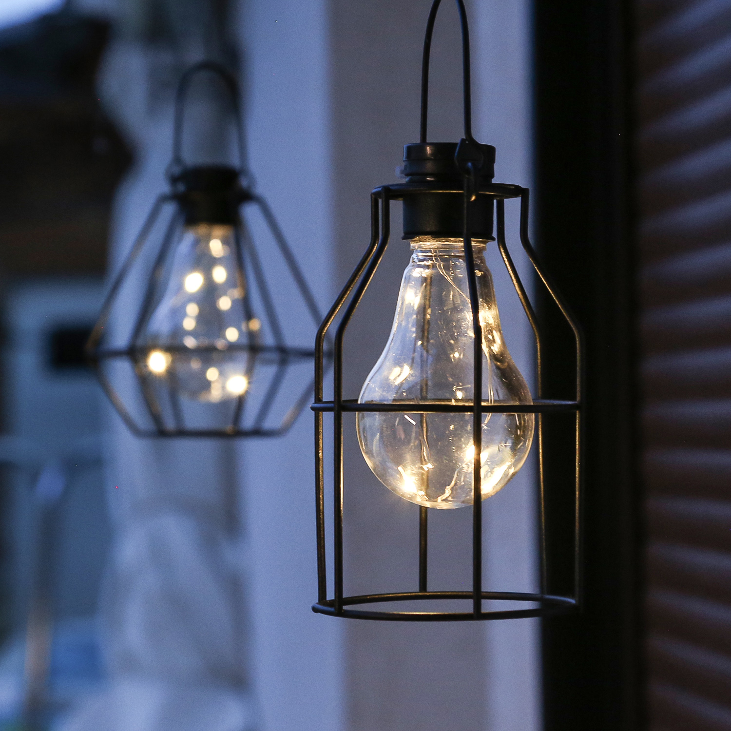 LED Solar Hängeleuchte eckig - Laterne - 3 warmweiße LED - H: 14,5cm - Dämmerungssensor - schwarz