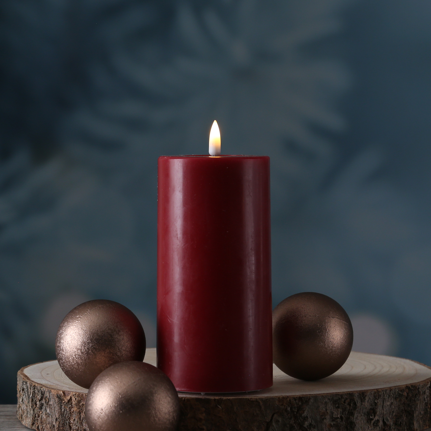 LED Stumpenkerze MIA - Echtwachs - realistische 3D Flamme - H: 15cm - Batteriebetrieb - weinrot