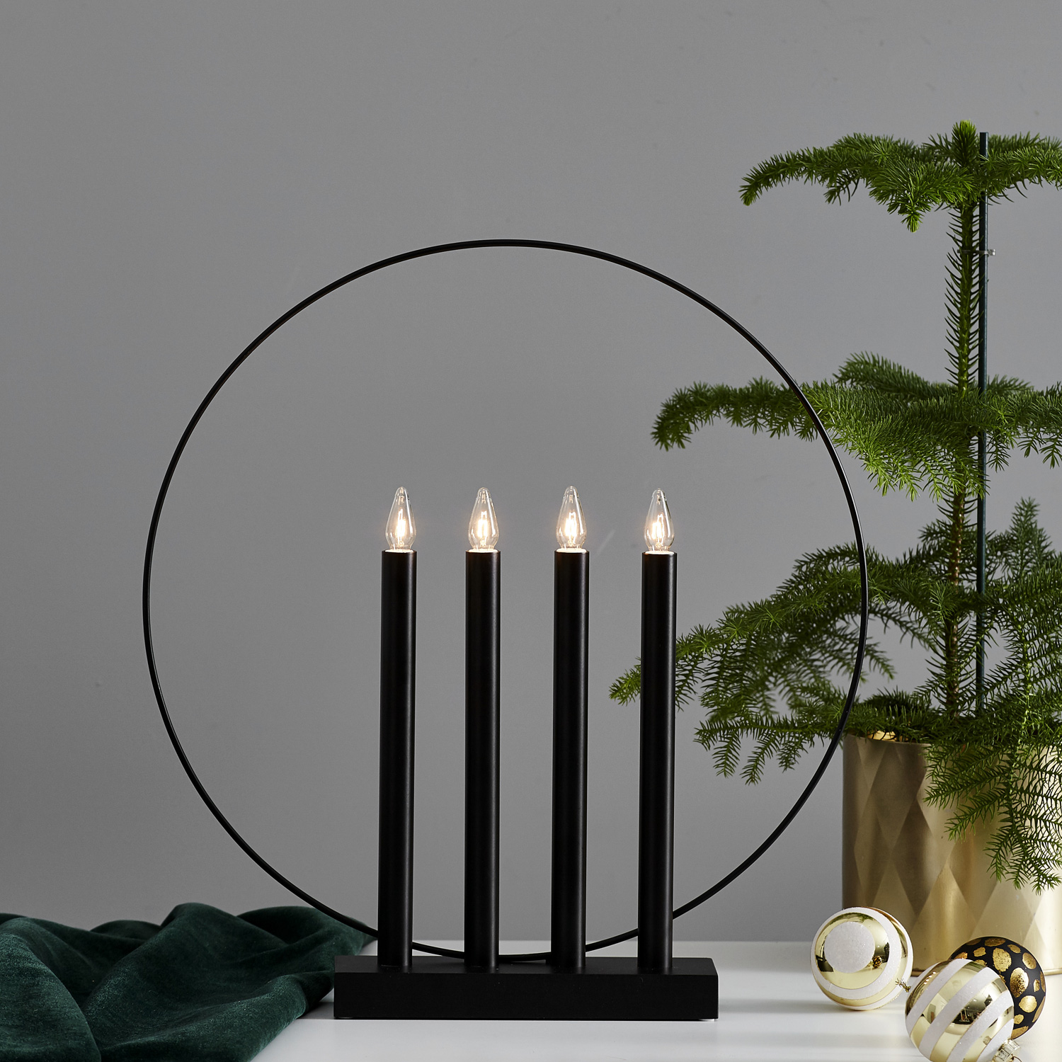 Fensterleuchter "Glory" - 4flammig - warmweiße Glühlampen - H: 45cm - Schalter - Schwarz Fensterleuchter "Glory" - 4flammig - warmweiße Glühlampen - H: 45cm - Schalter - Schwarz