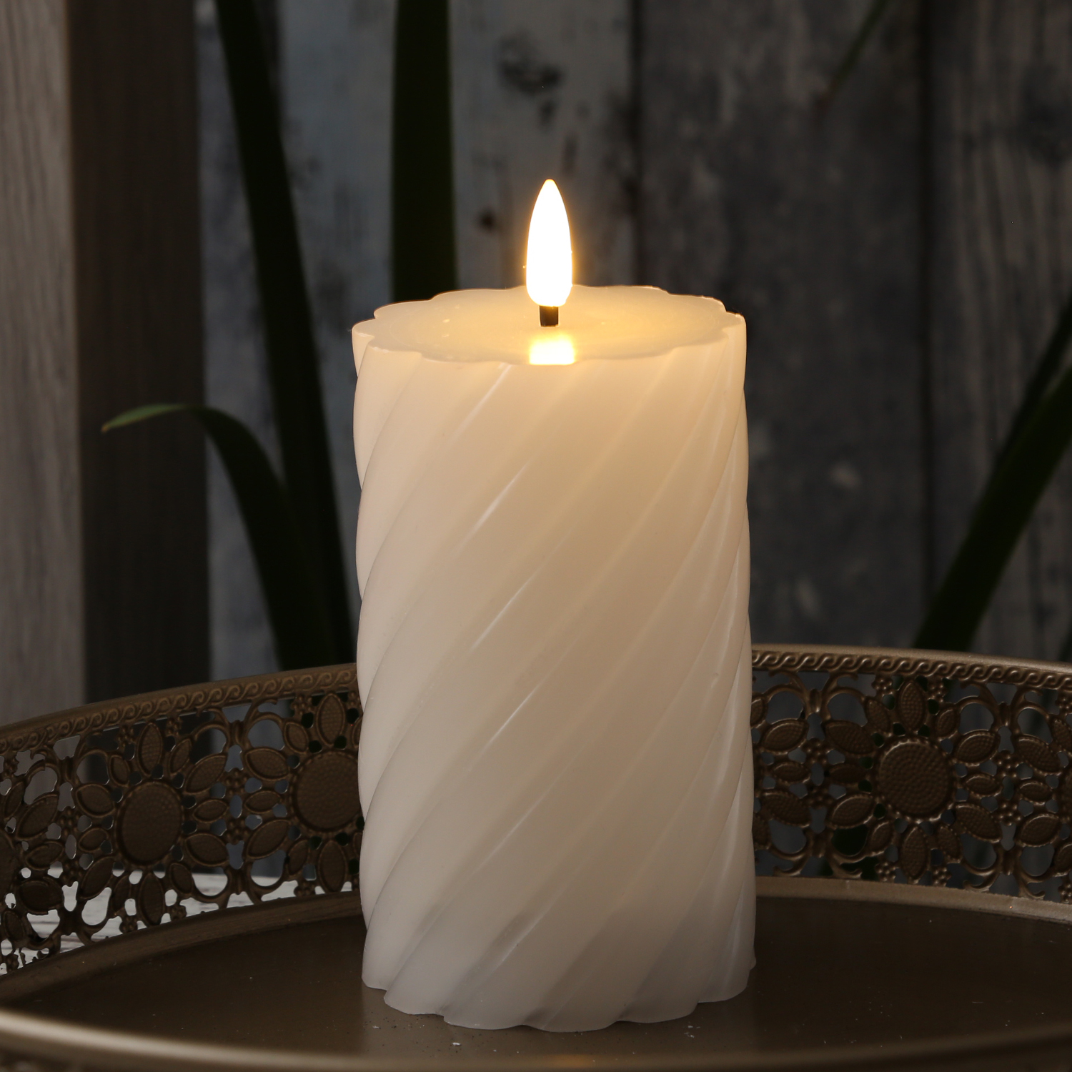 LED Stumpenkerze SWIRL - Echtwachs - warmweiße 3D Flamme - H: 15cm - Batterie - Timer - weiß LED Stumpenkerze SWIRL - Echtwachs - warmweiße 3D Flamme - H: 15cm - Batterie - Timer - weiß