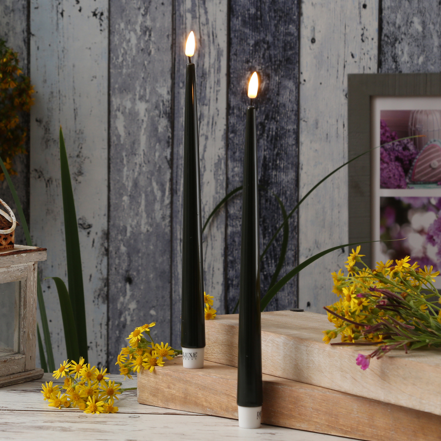 LED Stabkerzen ELLA - Echtwachs - realistische 3D Flamme - H: 28cm - dunkelgrün - 2 Stück LED Stabkerzen ELLA - Echtwachs - realistische 3D Flamme - H: 28cm - dunkelgrün - 2 Stück