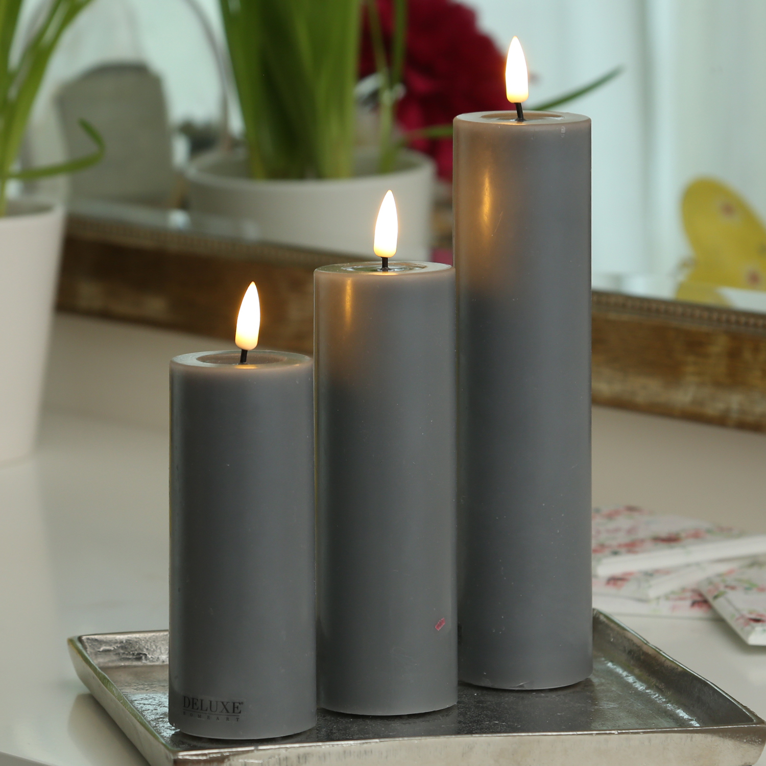 LED Stumpenkerze MIA - Echtwachs - realistische 3D Flamme - H: 12,5cm D: 5cm - Batterie - grau LED Stumpenkerze MIA - Echtwachs - realistische 3D Flamme - H: 12,5cm D: 5cm - Batterie - grau