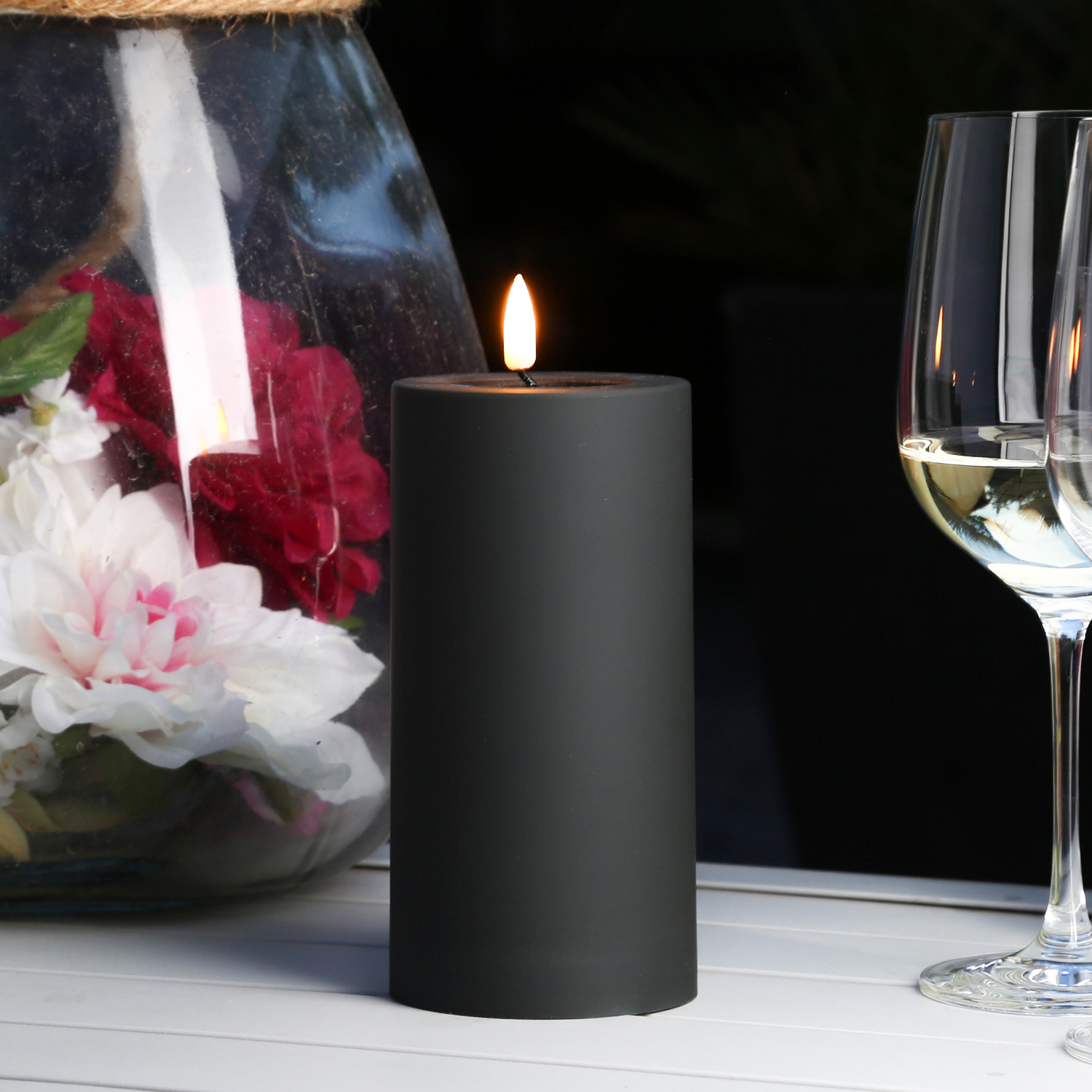 LED Stumpenkerze MIA - Kunststoff - 3D Flamme - H: 15cm - D: 7,5cm - für Außen - schwarz LED Stumpenkerze MIA - Kunststoff - 3D Flamme - H: 15cm - D: 7,5cm - für Außen - schwarz