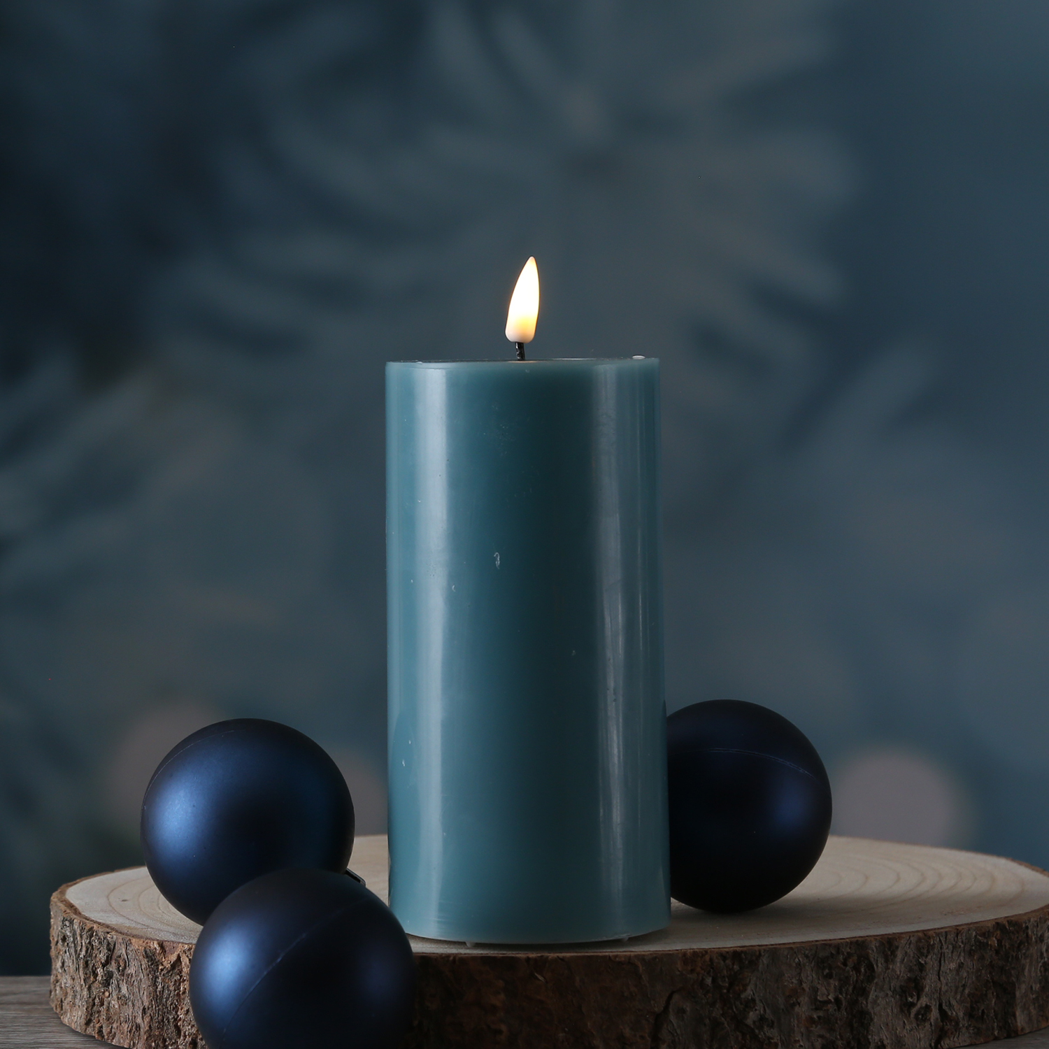 LED Stumpenkerze MIA - Echtwachs - realistische 3D Flamme - H: 15cm - D: 7,5cm - jadegrün LED Stumpenkerze MIA - Echtwachs - realistische 3D Flamme - H: 15cm - D: 7,5cm - jadegrün