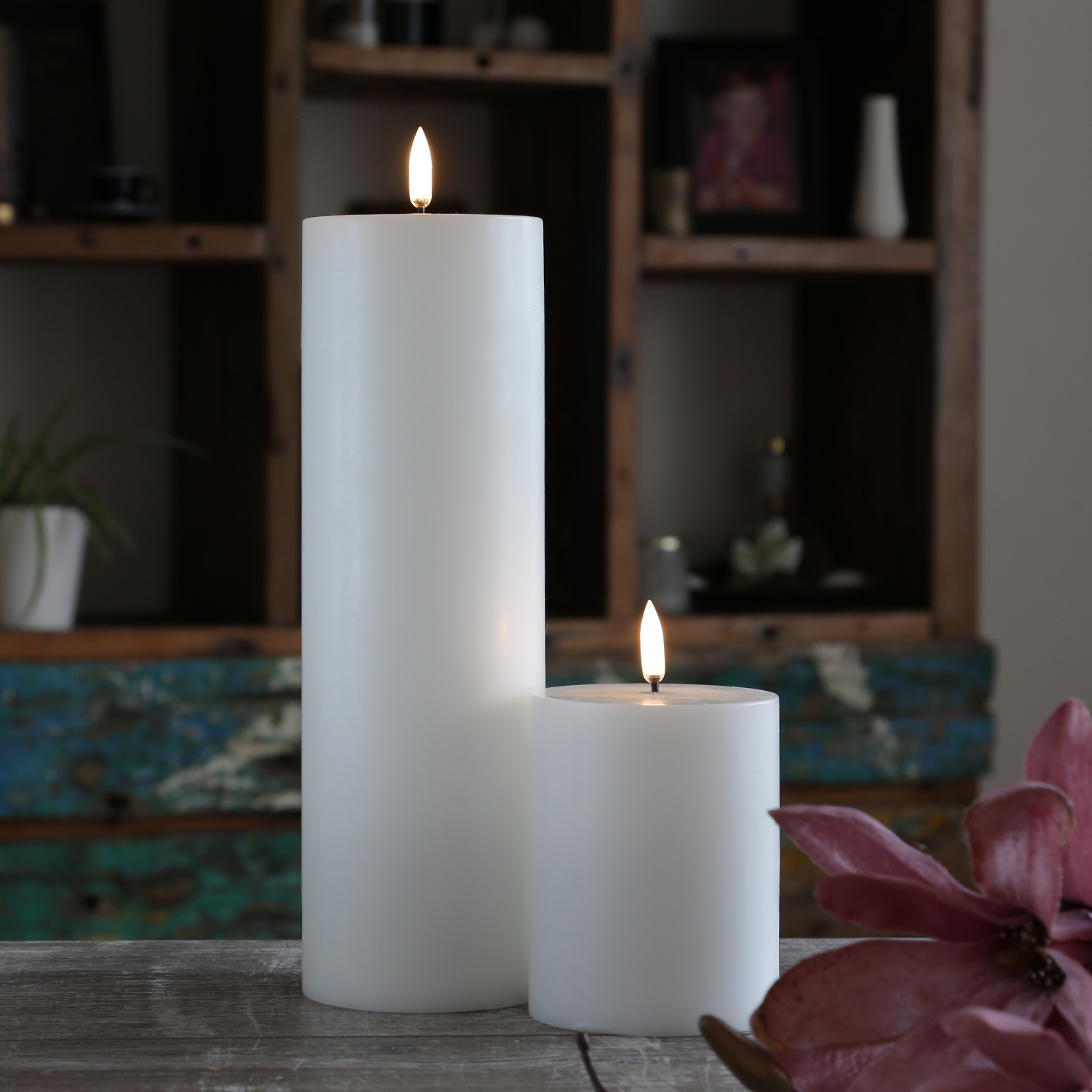LED Kerze THEA - Echtwachs - 3D Flamme - H: 25cm - D: 7,8cm - Timer - bis zu 1000 Std. - weiß LED Kerze THEA - Echtwachs - 3D Flamme - H: 25cm - D: 7,8cm - Timer - bis zu 1000 Std. - weiß