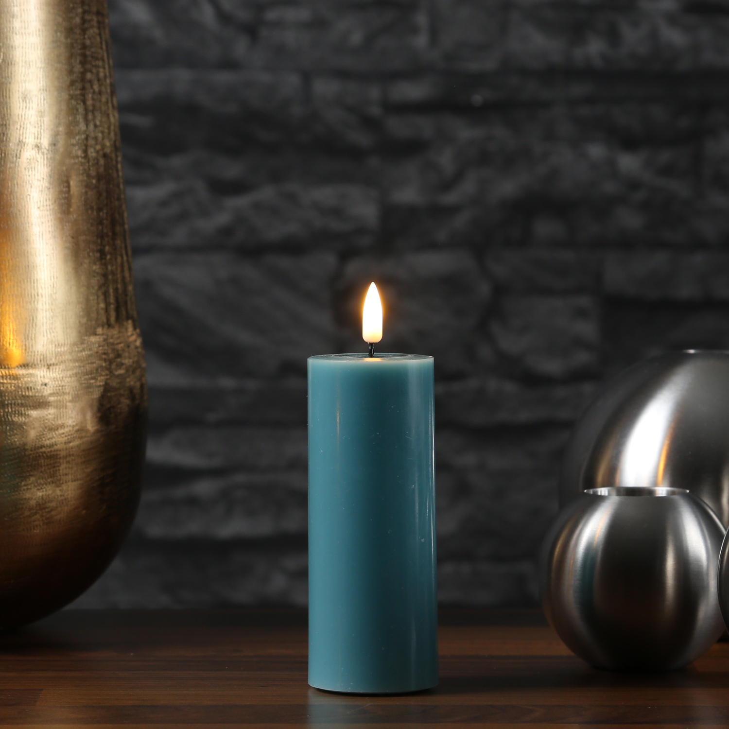 LED Stumpenkerze MIA - Echtwachs - realistische 3D Flamme - H: 12,5cm - D: 5cm - jadegrün LED Stumpenkerze MIA - Echtwachs - realistische 3D Flamme - H: 12,5cm - D: 5cm - jadegrün