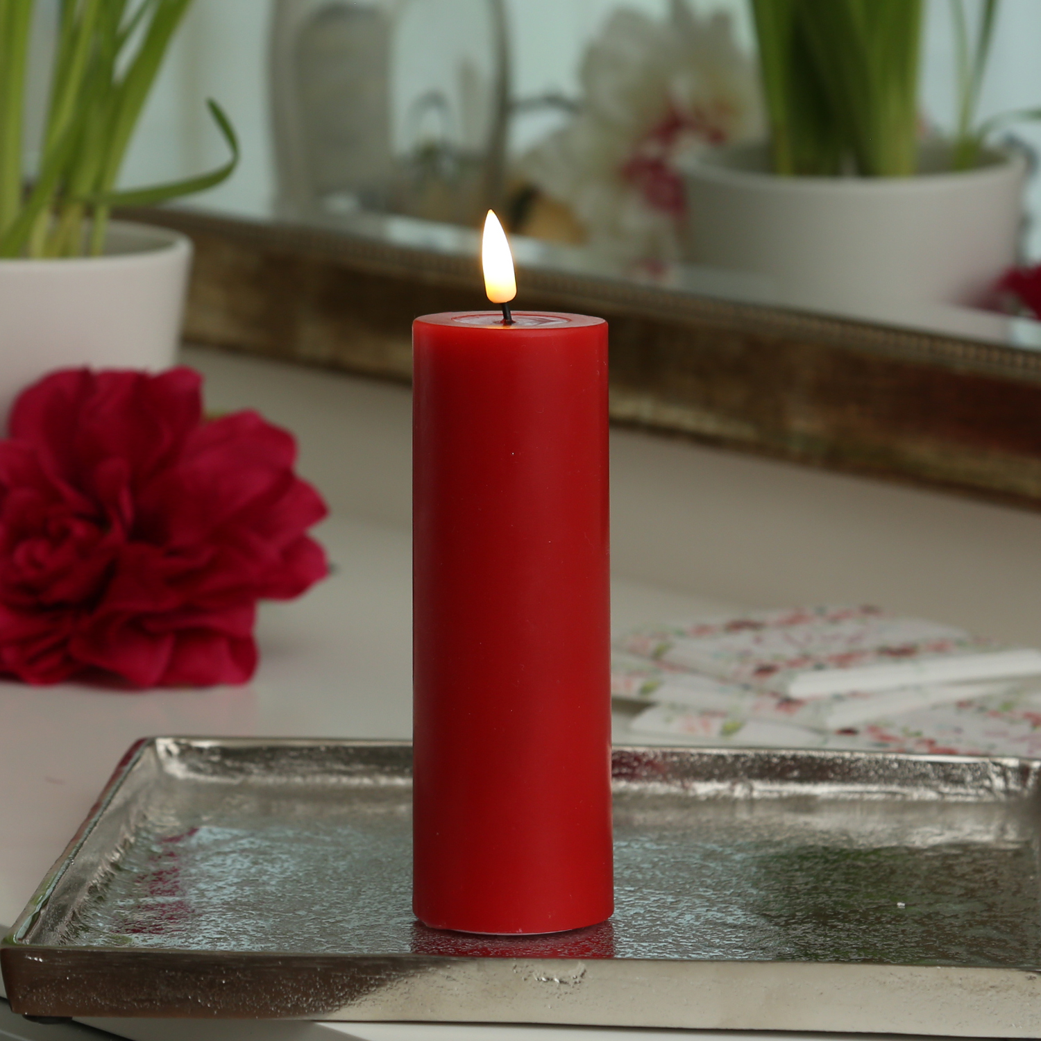 LED Stumpenkerze MIA - Echtwachs - realistische 3D Flamme - H: 15cm - D: 5cm - rot LED Stumpenkerze MIA - Echtwachs - realistische 3D Flamme - H: 15cm - D: 5cm - rot