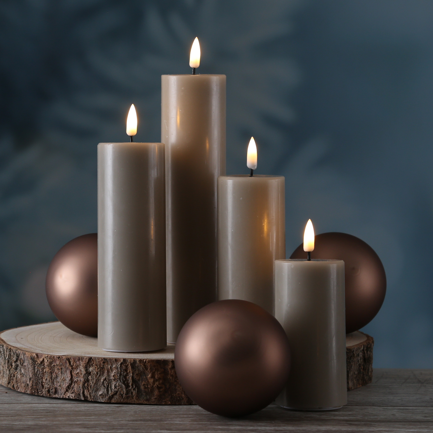 LED Stumpenkerze MIA - Echtwachs - realistische 3D Flamme - H: 15cm - D: 5cm - sand/taupe LED Stumpenkerze MIA - Echtwachs - realistische 3D Flamme - H: 15cm - D: 5cm - sand/taupe