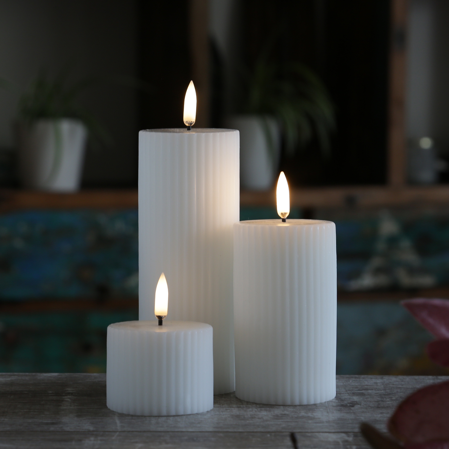 LED Kerze THEA - mit Rillen - Echtwachs - 3D Flamme - D: 5,8cm - H: 10,1cm - Timer - weiß LED Kerze THEA - mit Rillen - Echtwachs - 3D Flamme - D: 5,8cm - H: 10,1cm - Timer - weiß