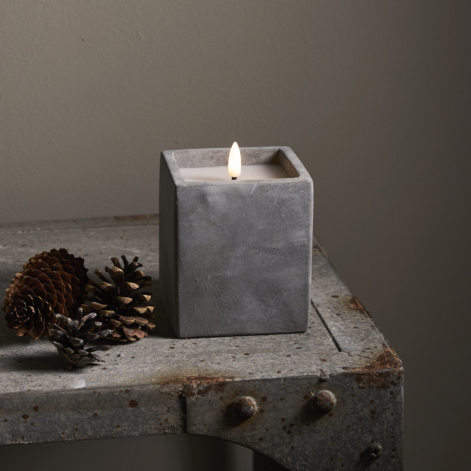 LED Kerze Flamme in Betontoptik - Zement/Echtwachs - flackernde 3D Flamme - Timer - H: 11,5cm - grau