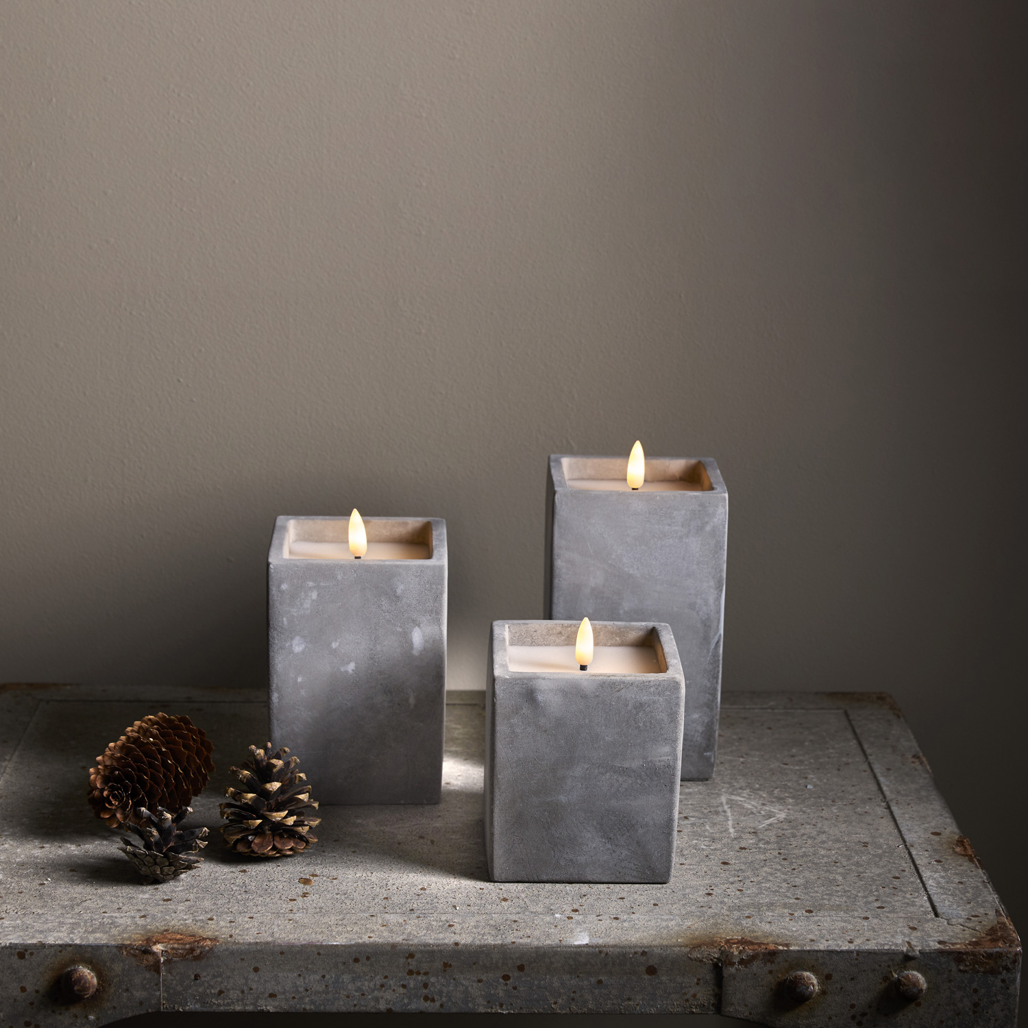 LED Kerze Flamme in Betontoptik - Zement/Echtwachs - flackernde 3D Flamme - Timer - H: 16,5cm - grau LED Kerze Flamme in Betontoptik - Zement/Echtwachs - flackernde 3D Flamme - Timer - H: 16,5cm - grau