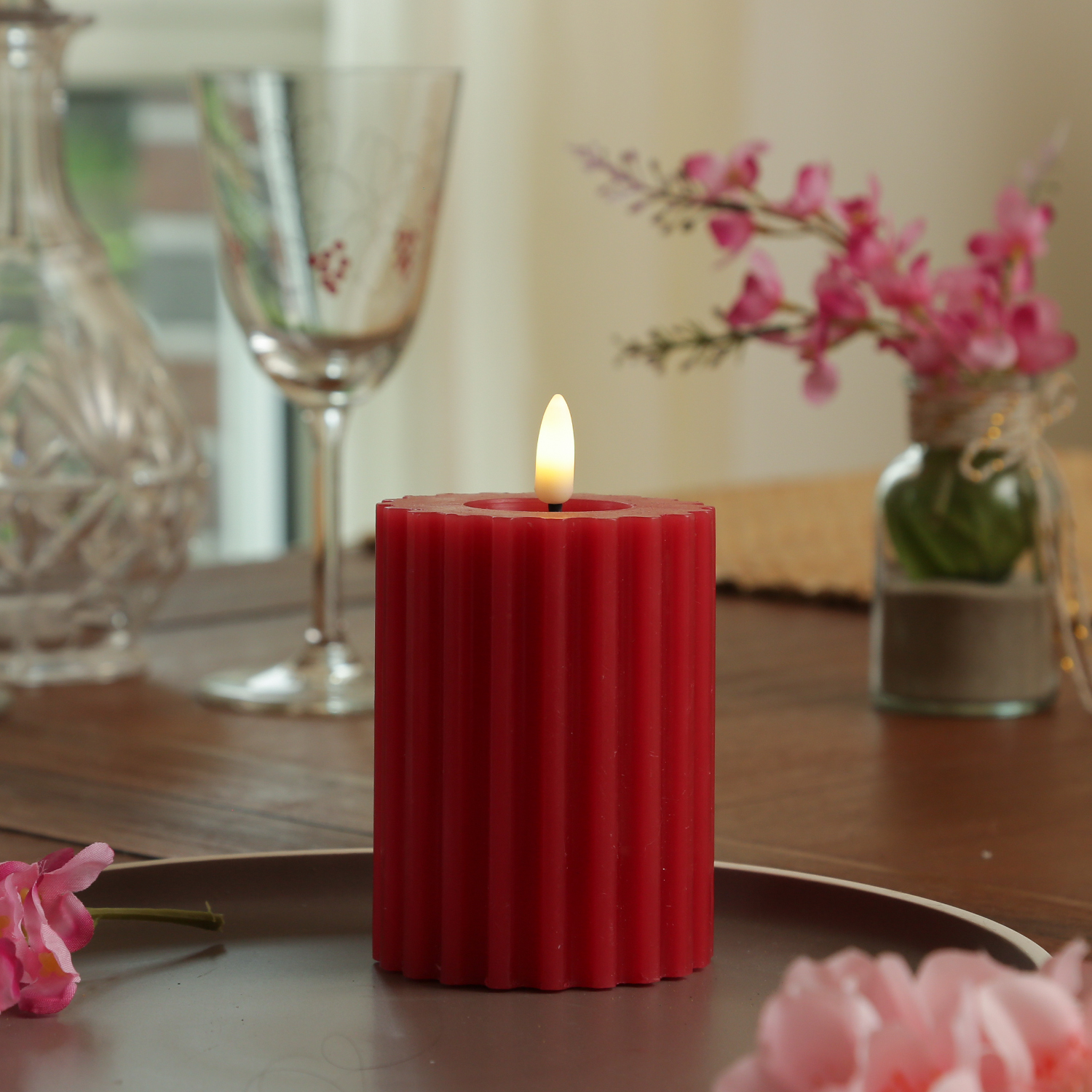 LED Kerze LIV - gerillt - Echtwachs - warmweiße 3D Flamme - H: 12cm - D: 7,5cm - Timer - rot LED Kerze LIV - gerillt - Echtwachs - warmweiße 3D Flamme - H: 12cm - D: 7,5cm - Timer - rot