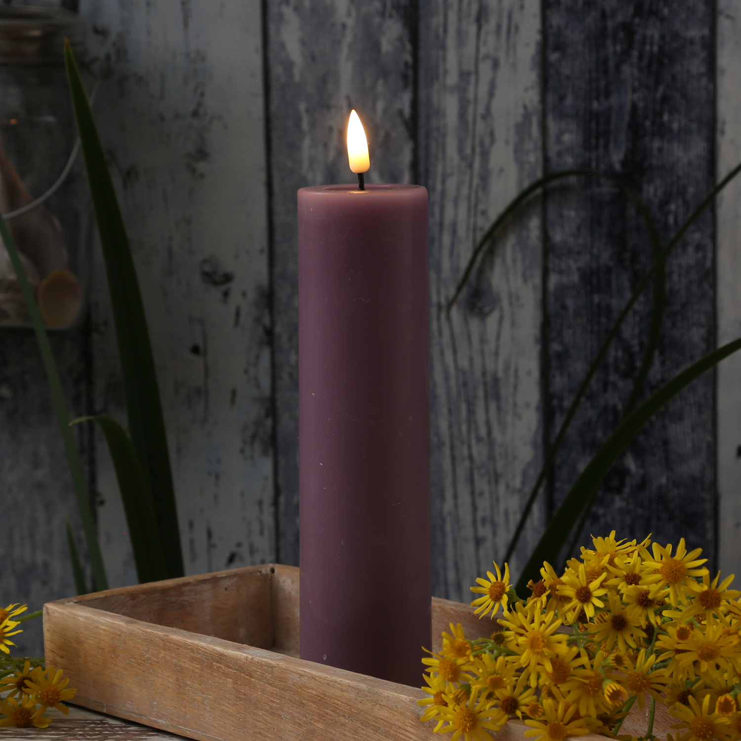 LED Stumpenkerze MIA - Echtwachs - realistische 3D Flamme - H: 20cm - D: 5cm - flieder LED Stumpenkerze MIA - Echtwachs - realistische 3D Flamme - H: 20cm - D: 5cm - flieder
