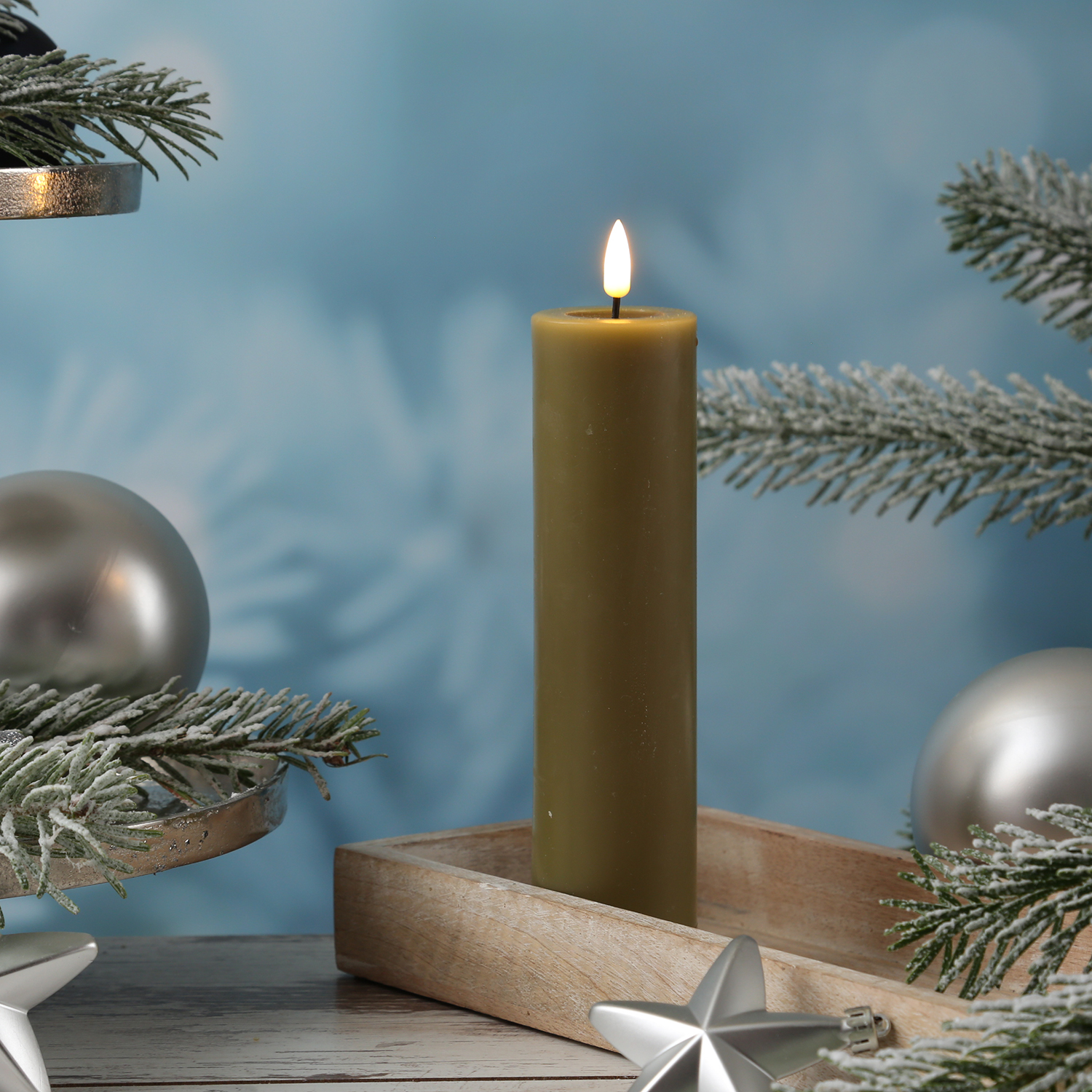 LED Stumpenkerze MIA - Echtwachs - realistische 3D Flamme - H: 20cm - D: 5cm - olivgrün LED Stumpenkerze MIA - Echtwachs - realistische 3D Flamme - H: 20cm - D: 5cm - olivgrün