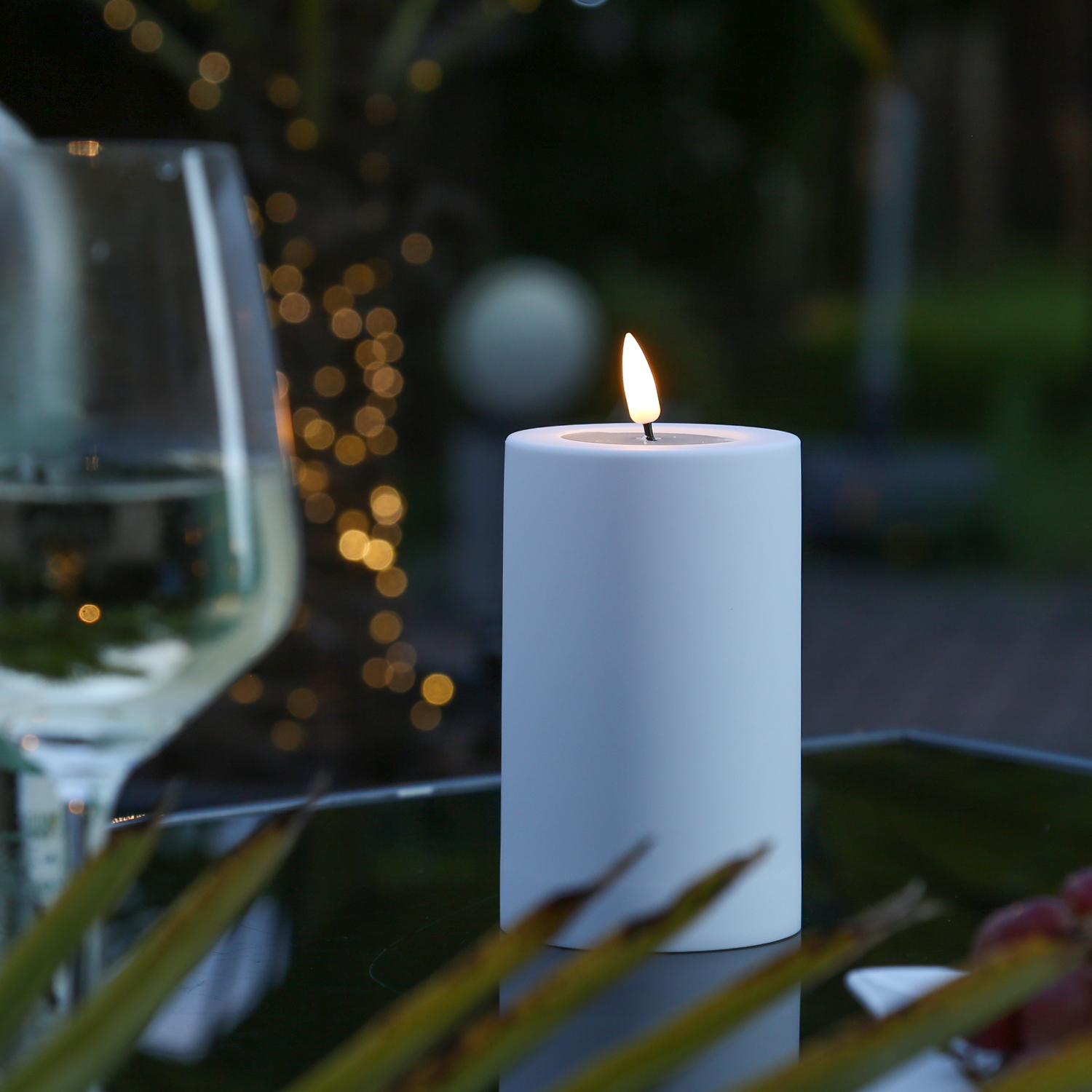 LED Stumpenkerze MIA - Kunststoff - realistische 3D Flamme - H: 12,5cm - outdoor - weiß LED Stumpenkerze MIA - Kunststoff - realistische 3D Flamme - H: 12,5cm - outdoor - weiß