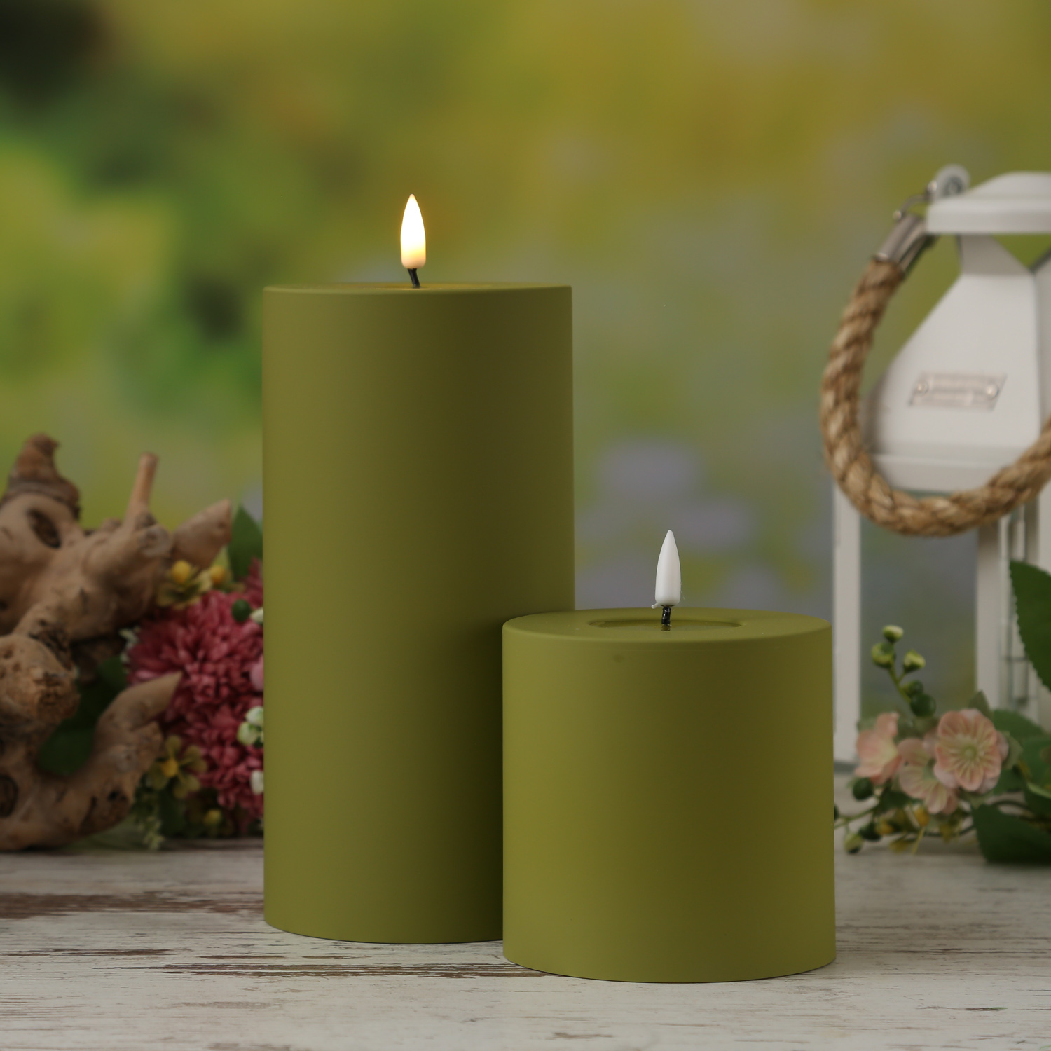 LED Stumpenkerze MIA - Kunststoff - 3D Flamme - H: 10cm - D: 10cm - für Außen - olivgrün