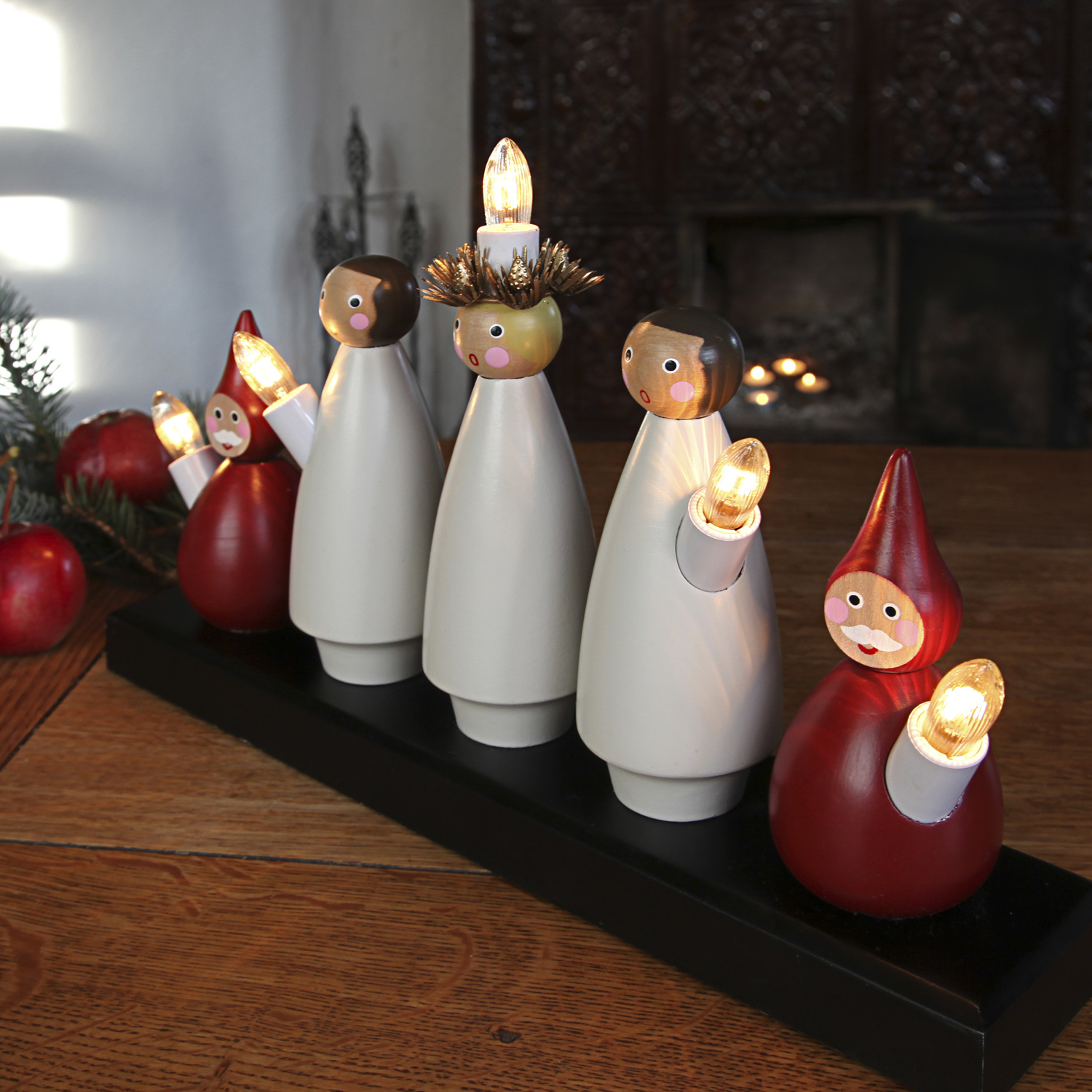 Fensterleuchter "Lucia Chor" - 5flammig - warmweiße Glühlampen - H: 22cm, L. 33cm - Weiß/Rot